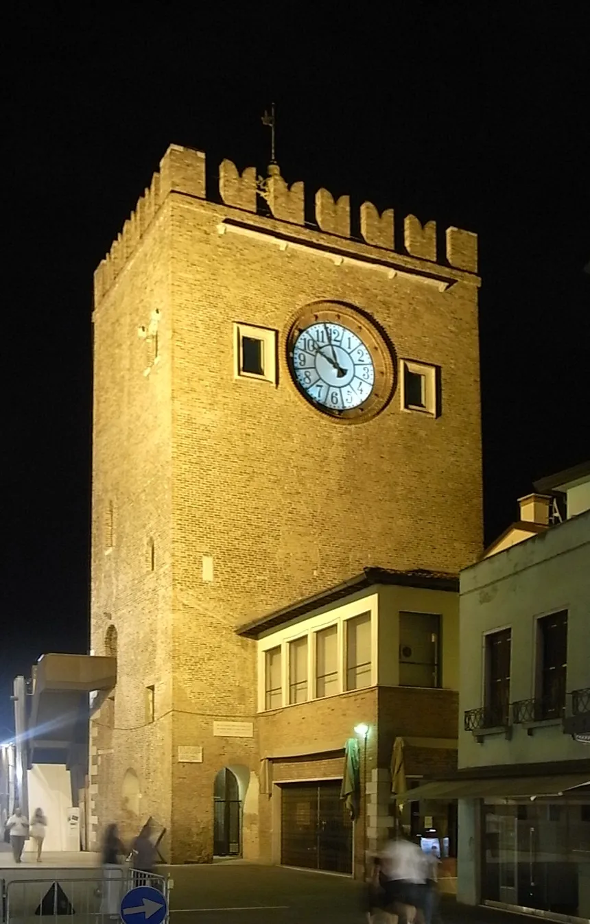 Photo showing: Mestre (Venedig, IT), der Uhrturm (torre civica) bei Nacht.