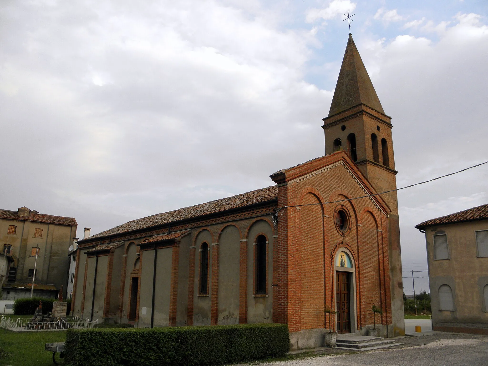 Photo showing: Raccano, frazione di Polesella: la chiesa alla Natività di Maria.