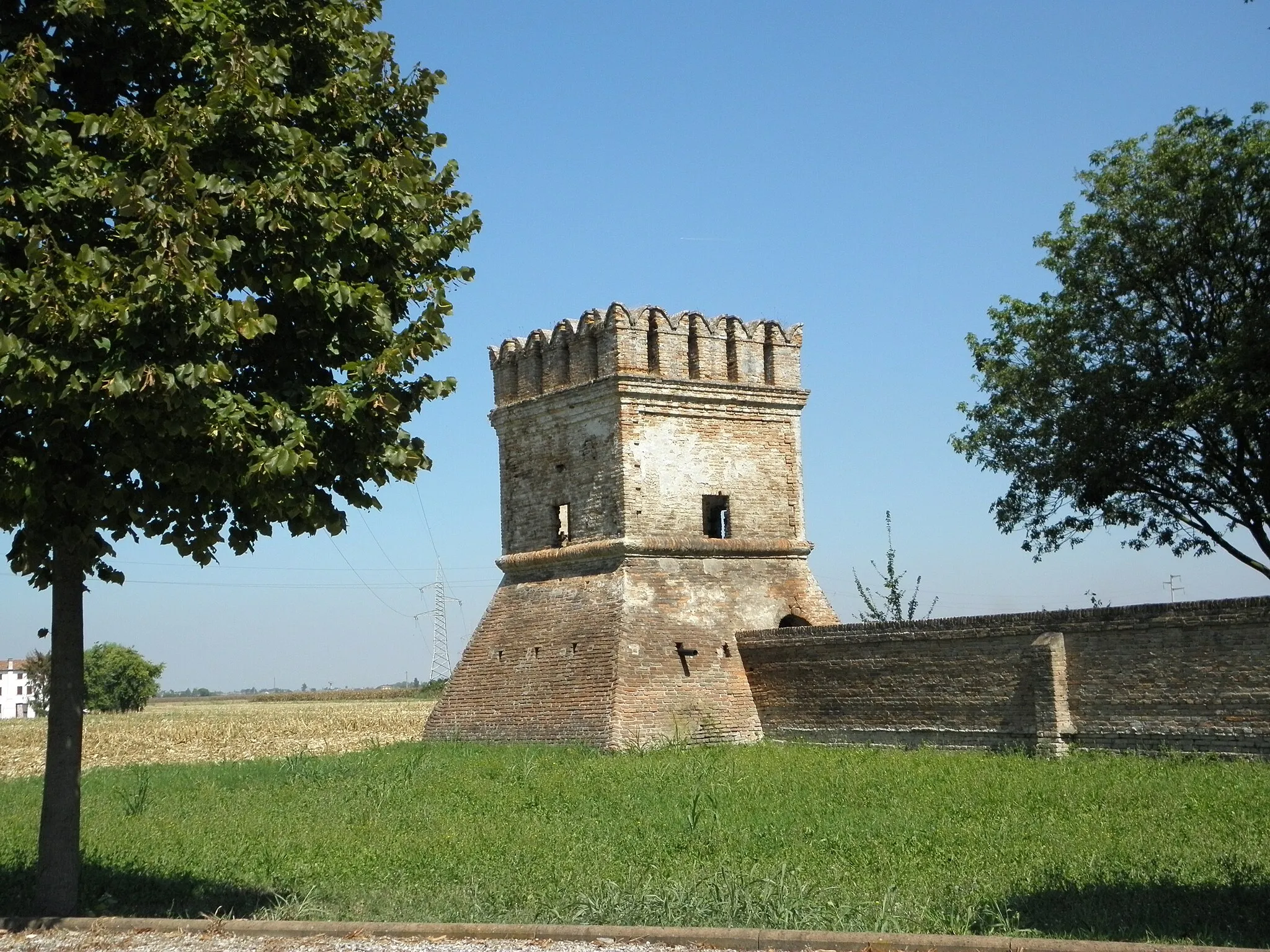 Photo showing: Polesella, Villa Morosini: una delle torrette e recinzione che delimitano il parco della villa.