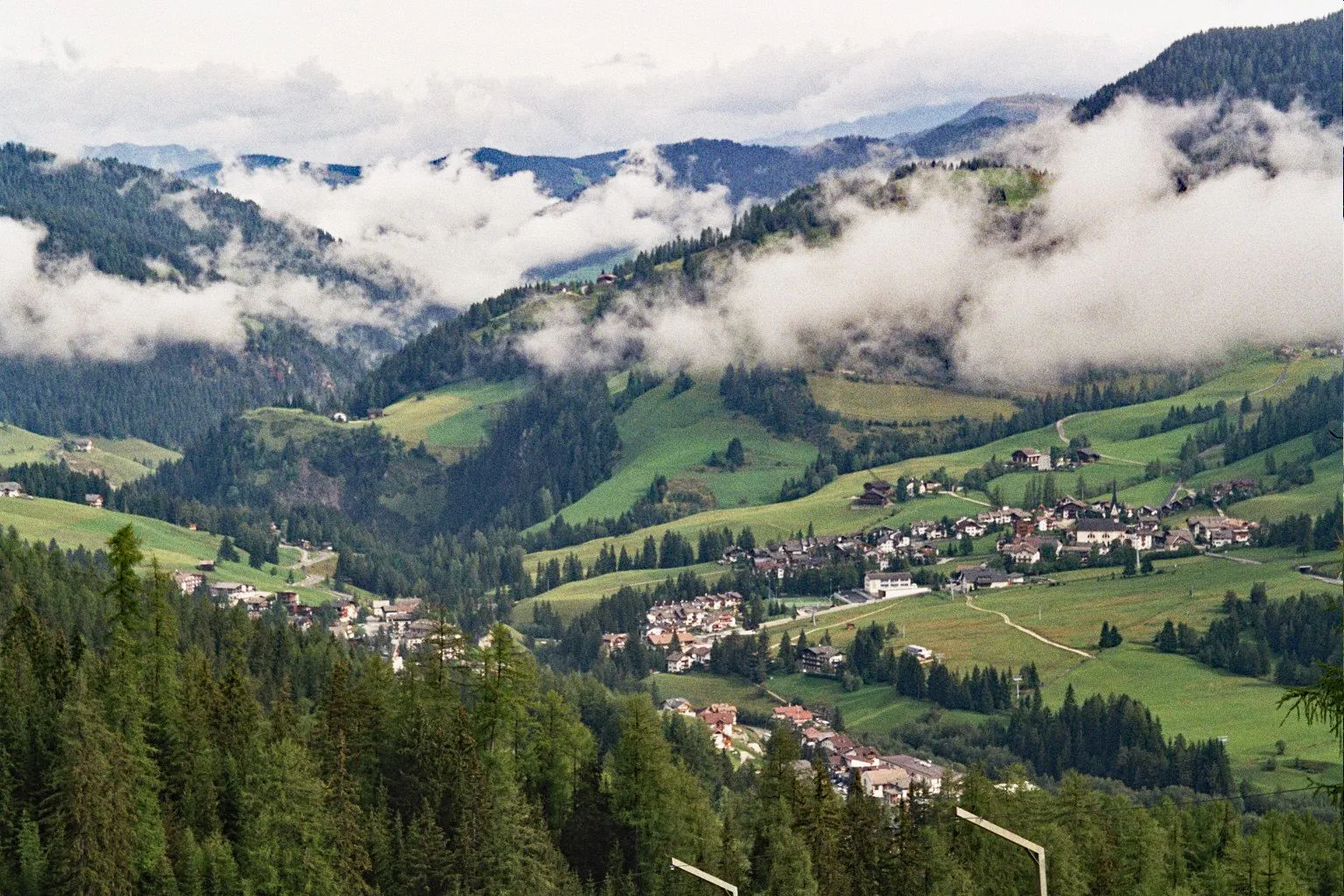 Photo showing: San Linêrt and Pedraces in South Tyrol