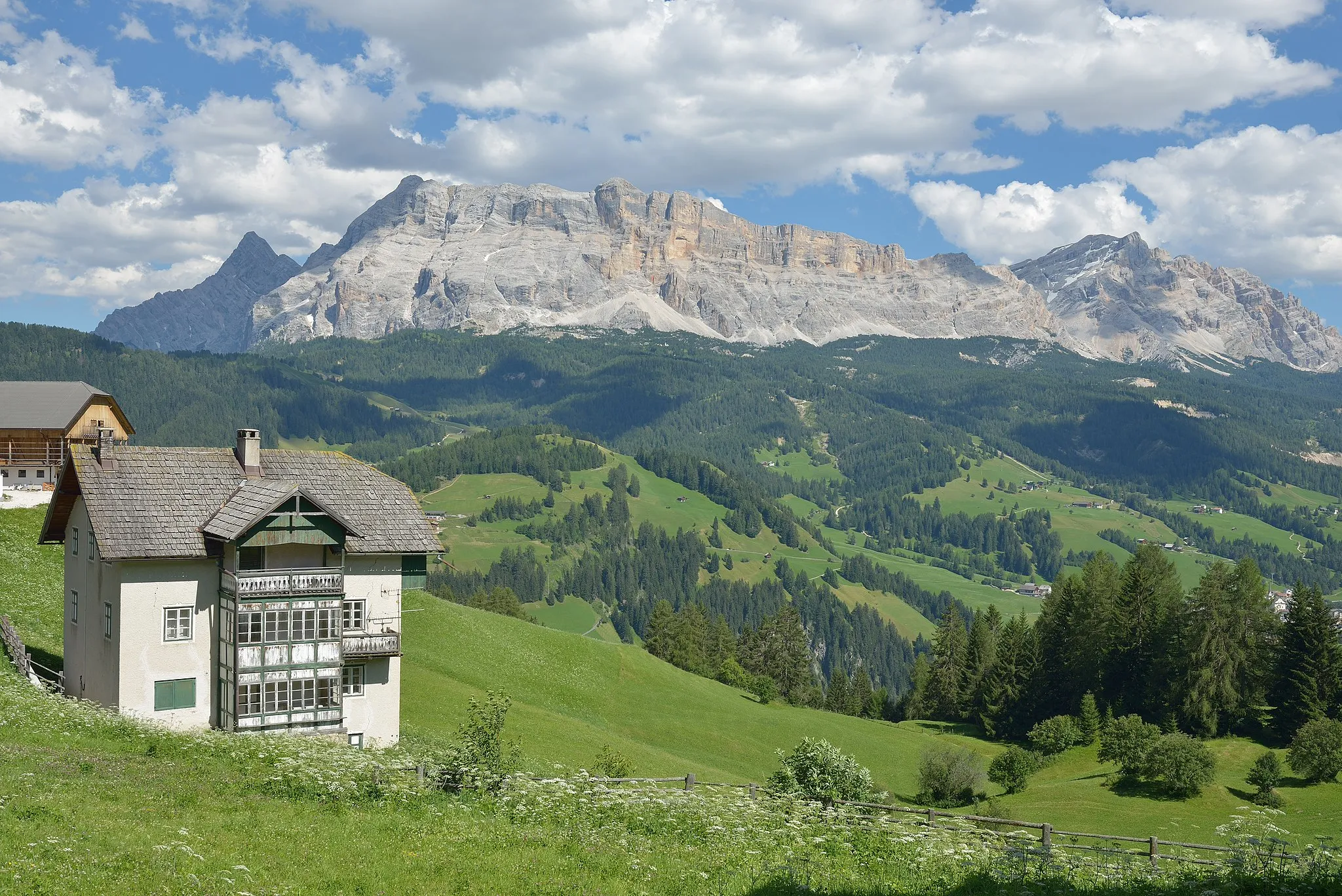 Photo showing: View of Sas dles Nü, Sas dles Diesc, Sas dla Crusc and Lavarela from Pescol in Pedraces (South Tyrol)
