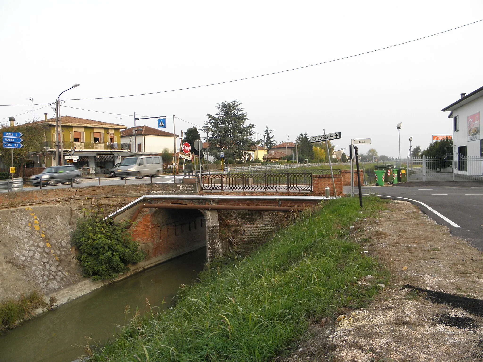 Photo showing: Runzi, frazione di Bagnolo di Po: il ponte che collega la Strada provinciale 12 Crocetta di Badia-Stienta al centro del paese.