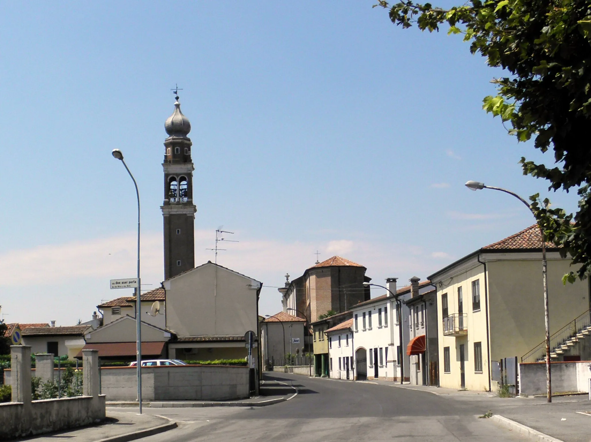 Photo showing: Sant'Apollinare, frazione di Rovigo: Via Dona Aser Porta e abside della chiesa parrocchiale di Sant'Apollinare vescovo e martire.