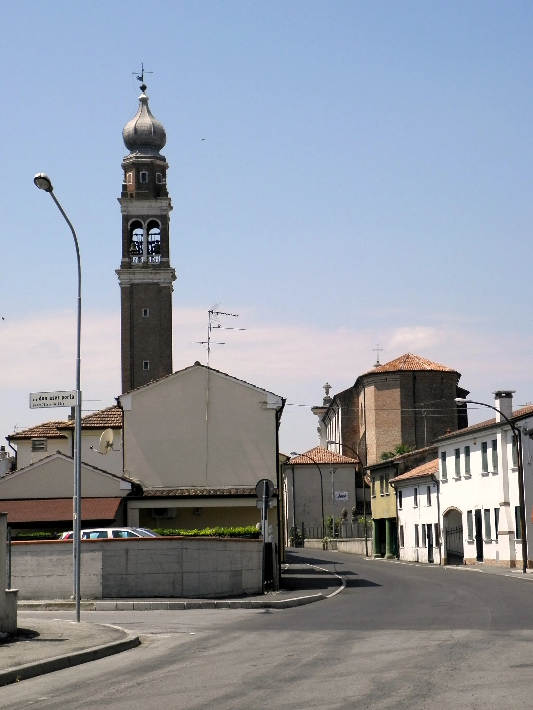 Photo showing: Sant'Apollinare, frazione di Rovigo: Via Dona Aser Porta e abside della chiesa parrocchiale di Sant'Apollinare vescovo e martire.