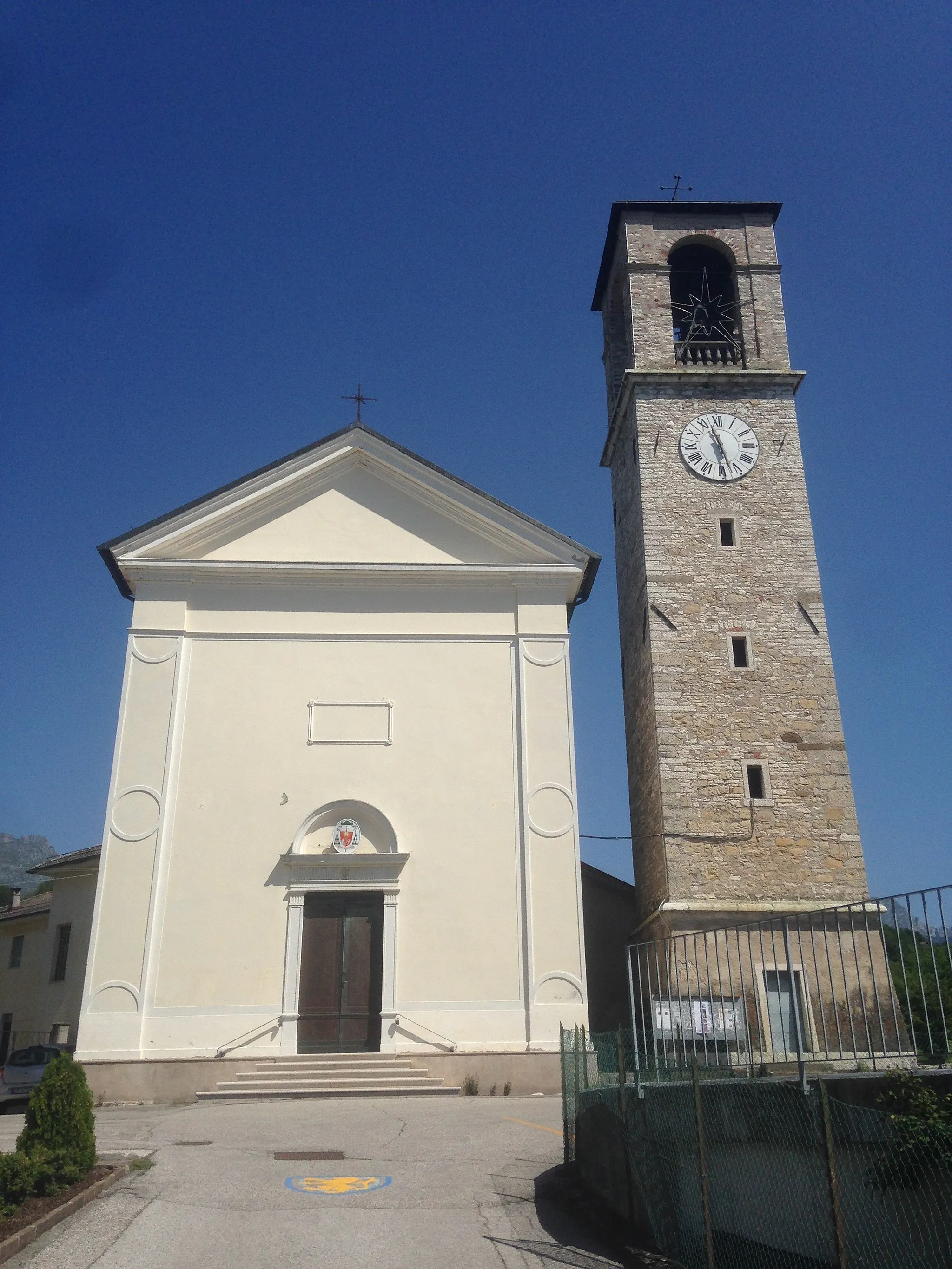 Photo showing: Facciata e campanile della Chiesa di Sant'Agata nella frazione di Vellai.