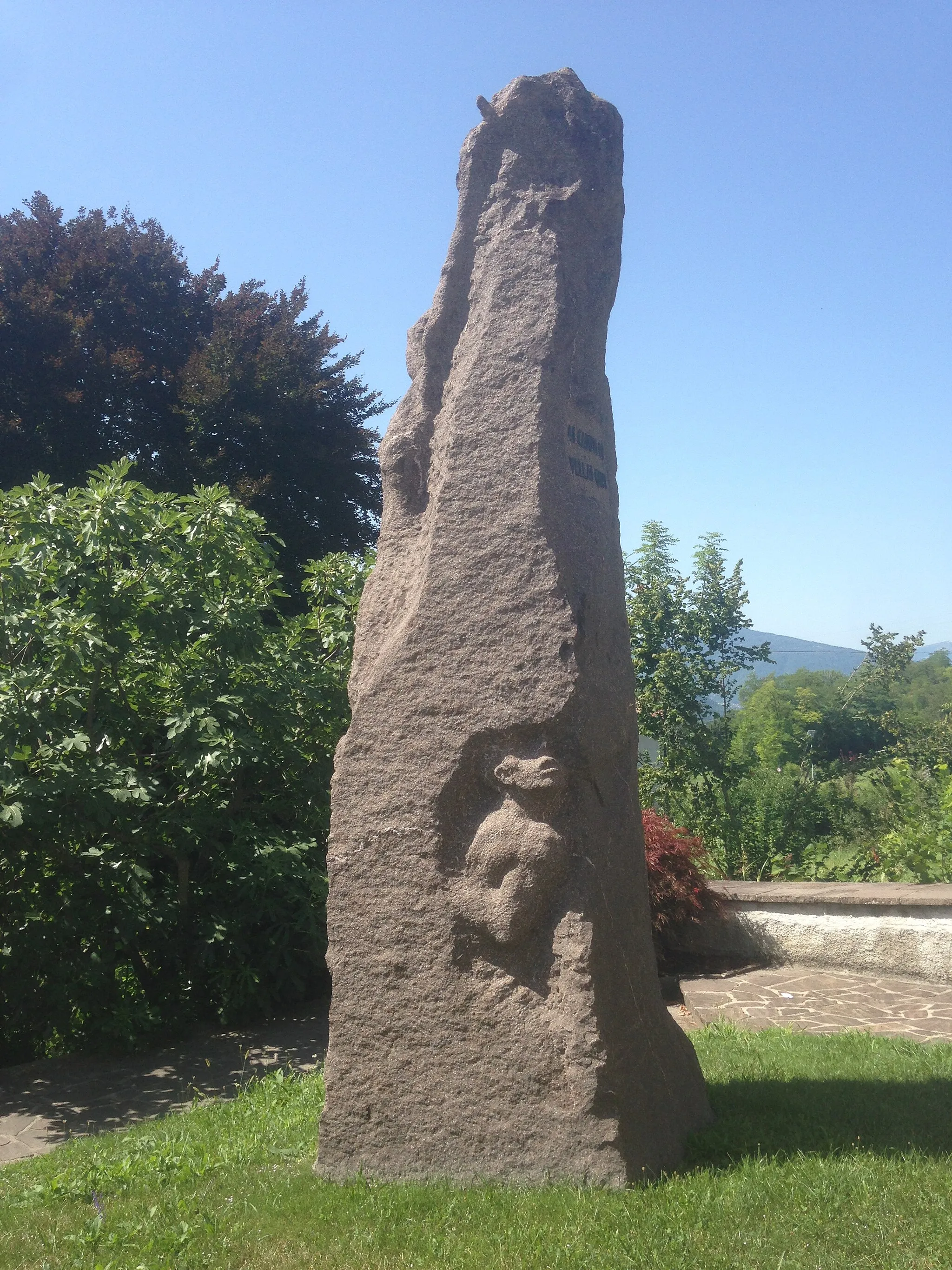 Photo showing: Monumento ai caduti di Vellai - Cart, scolpito nel 1975 da Antonio Bottegal.