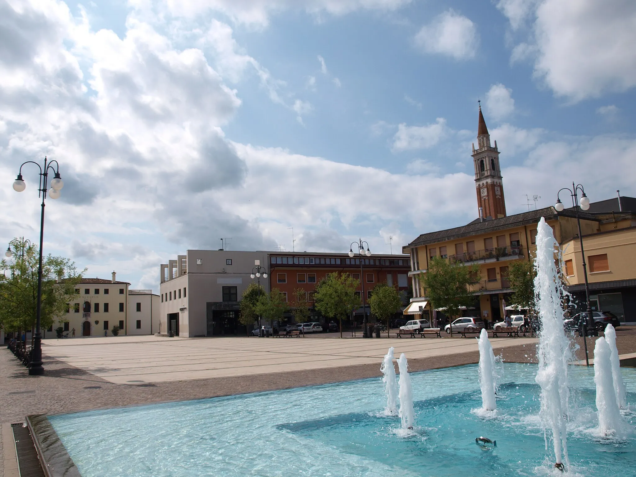 Photo showing: Piazza Libertà (literally "Freedom Square") in Azzano Decimo. On the left there's the town hall, on the right the bell tower of the Saint Peter the Apostle church (chiesa di San Pietro Apostolo).