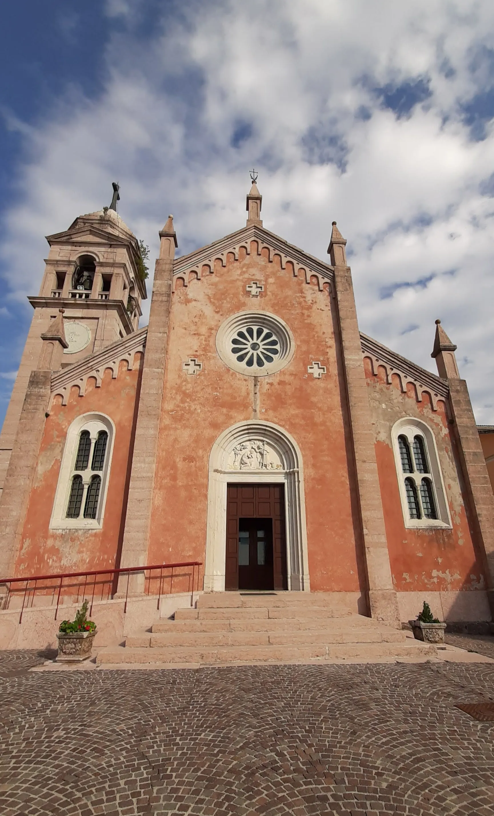 Photo showing: Facciata e torre campanaria della chiesa parrocchiale di S. Giovanni Battista in Velo Veronese (VR).