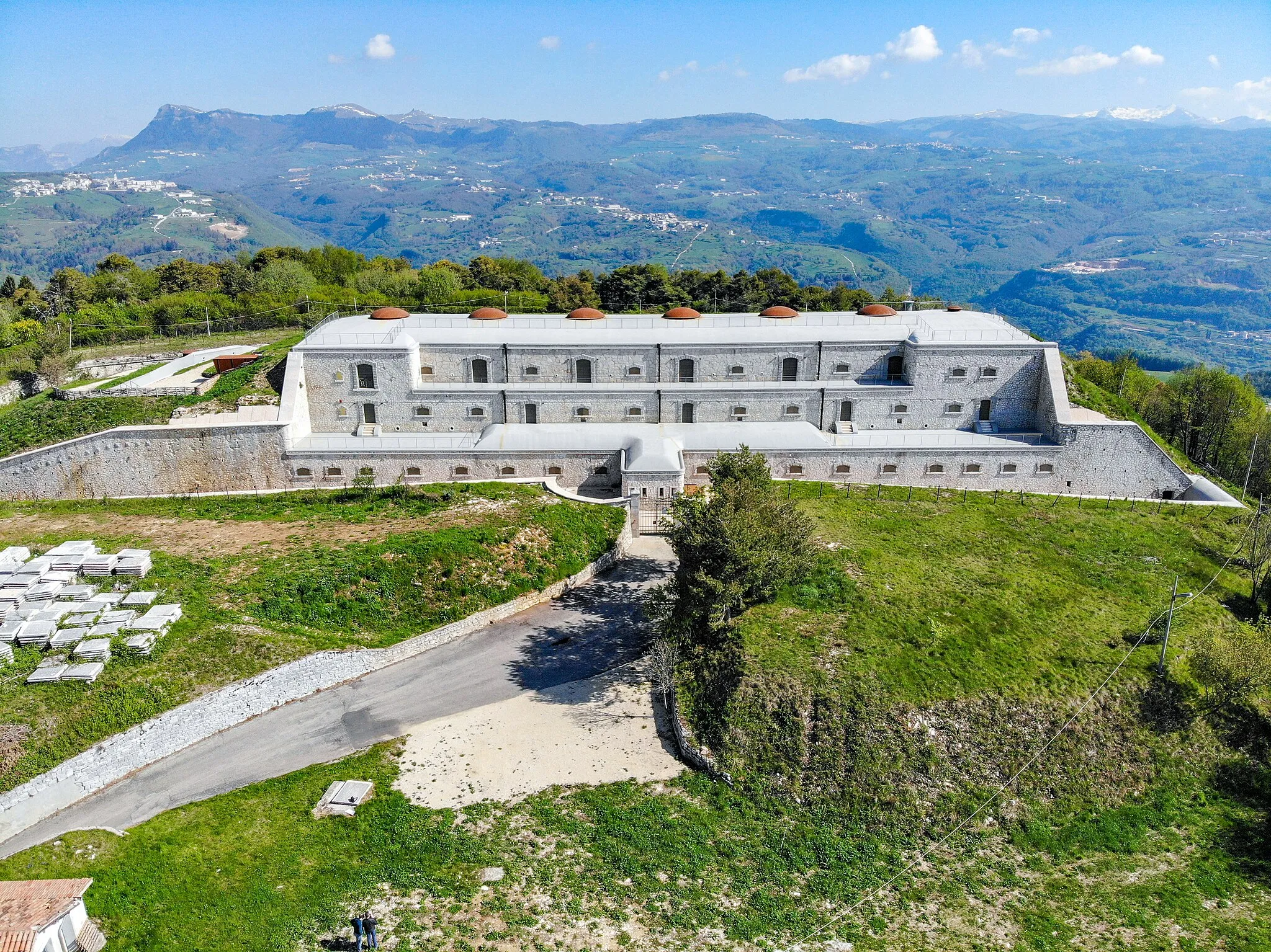 Photo showing: Veduta della maestosa facciata SUD (verso la città di Verona) e delle cupole dove erano montate le torrette rotanti armate di cannoni 149/A a difesa delle montagne a nord su cui vi era il confine con l'impero Austro Ungarico (attuale confine tra il Veneto ed il Trentino-Alto Adige)