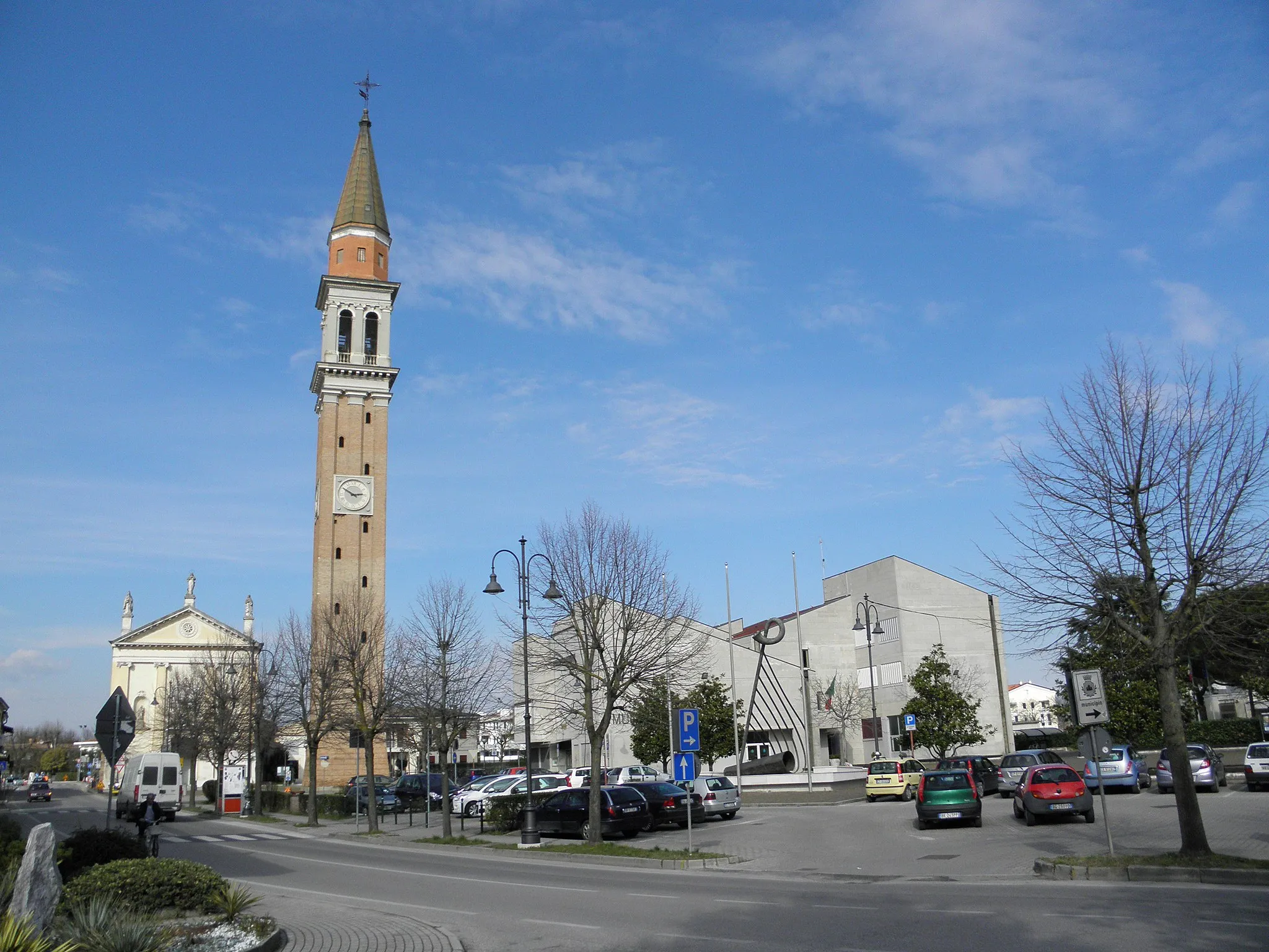 Photo showing: Camponogara, vista della chiesa parrocchiale di Santa Maria Assunta e San Prosdocimo e, sulla destra la palazzina municipale.