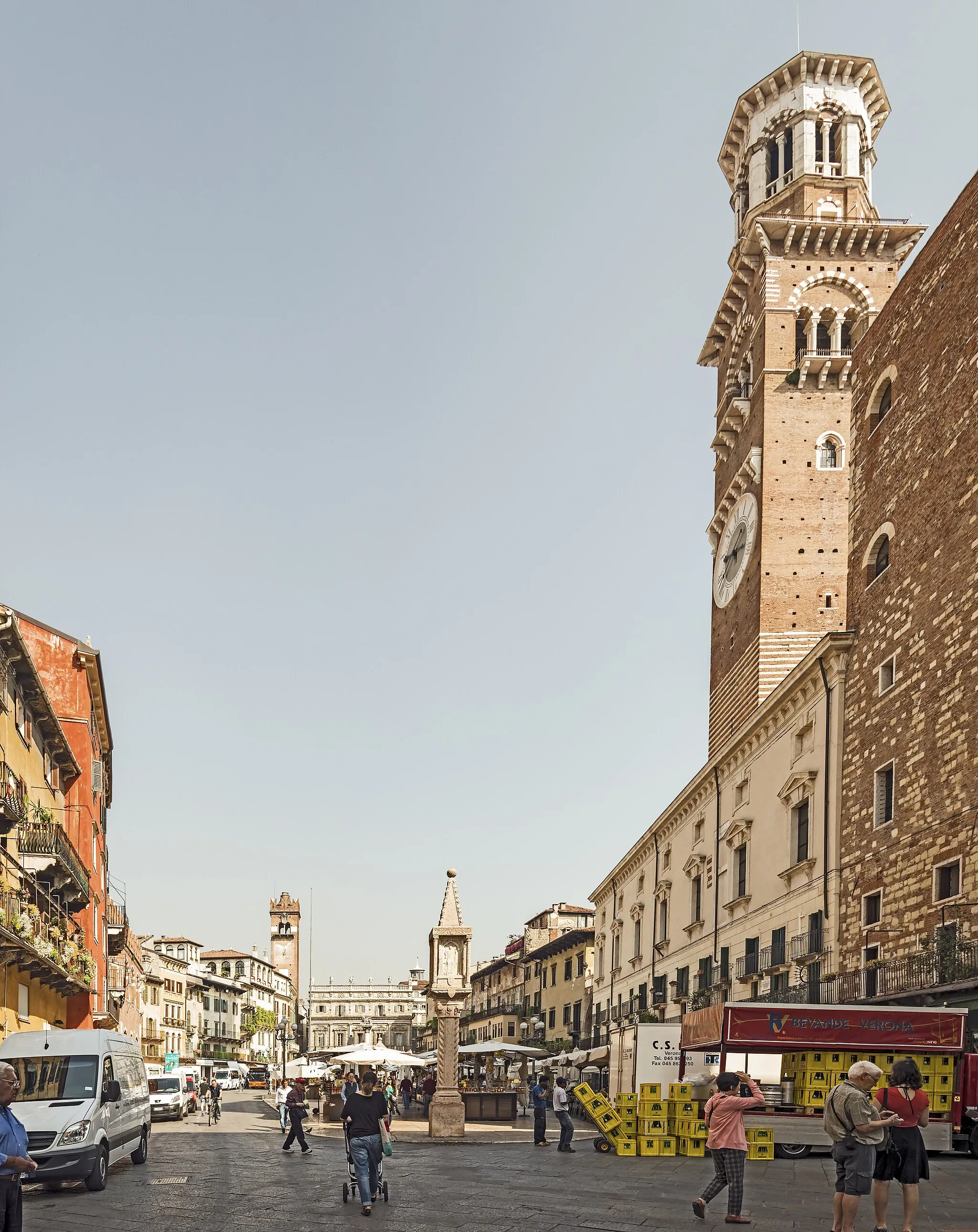 Photo showing: Piazza delle Erbe and and Torre dei Lamberti in Verona. View in full, from the south.
