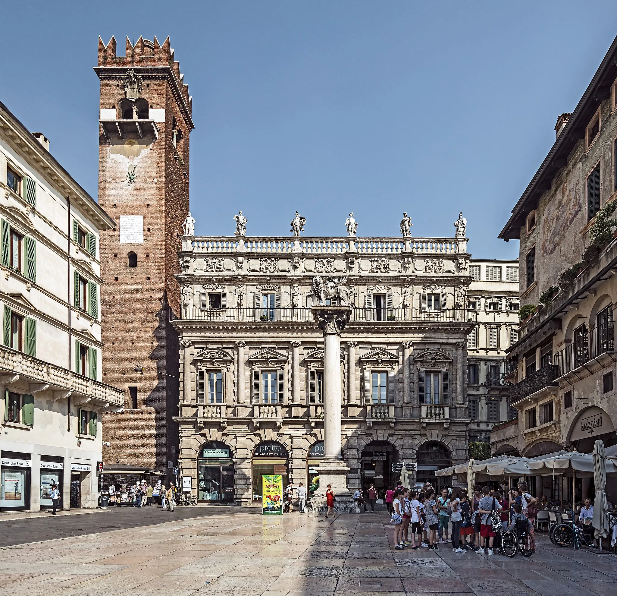 Photo showing: Northern part of the Piazza delle Erbe with the facade of the Palazzo Maffei and Torre del Gardello in Verona.