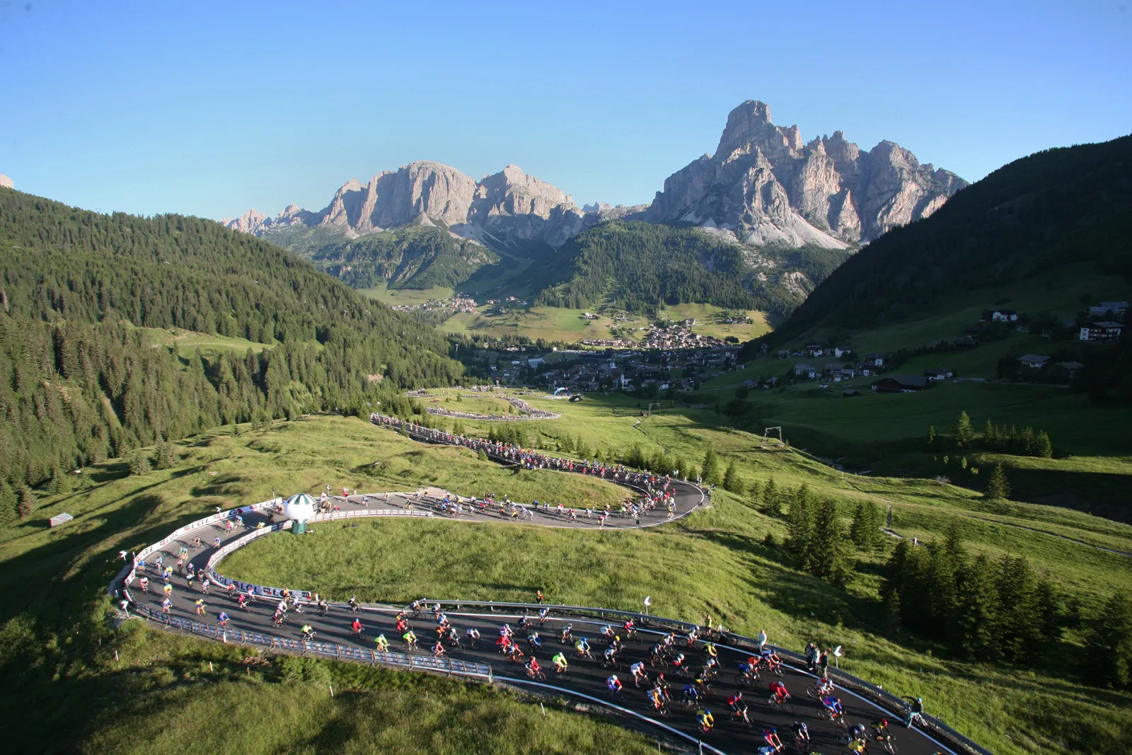 Photo showing: Maratona dles Dolomites 2006 edition ascent to Campolongo Pass - Picture provided by Maratona dles Dolomites Committee