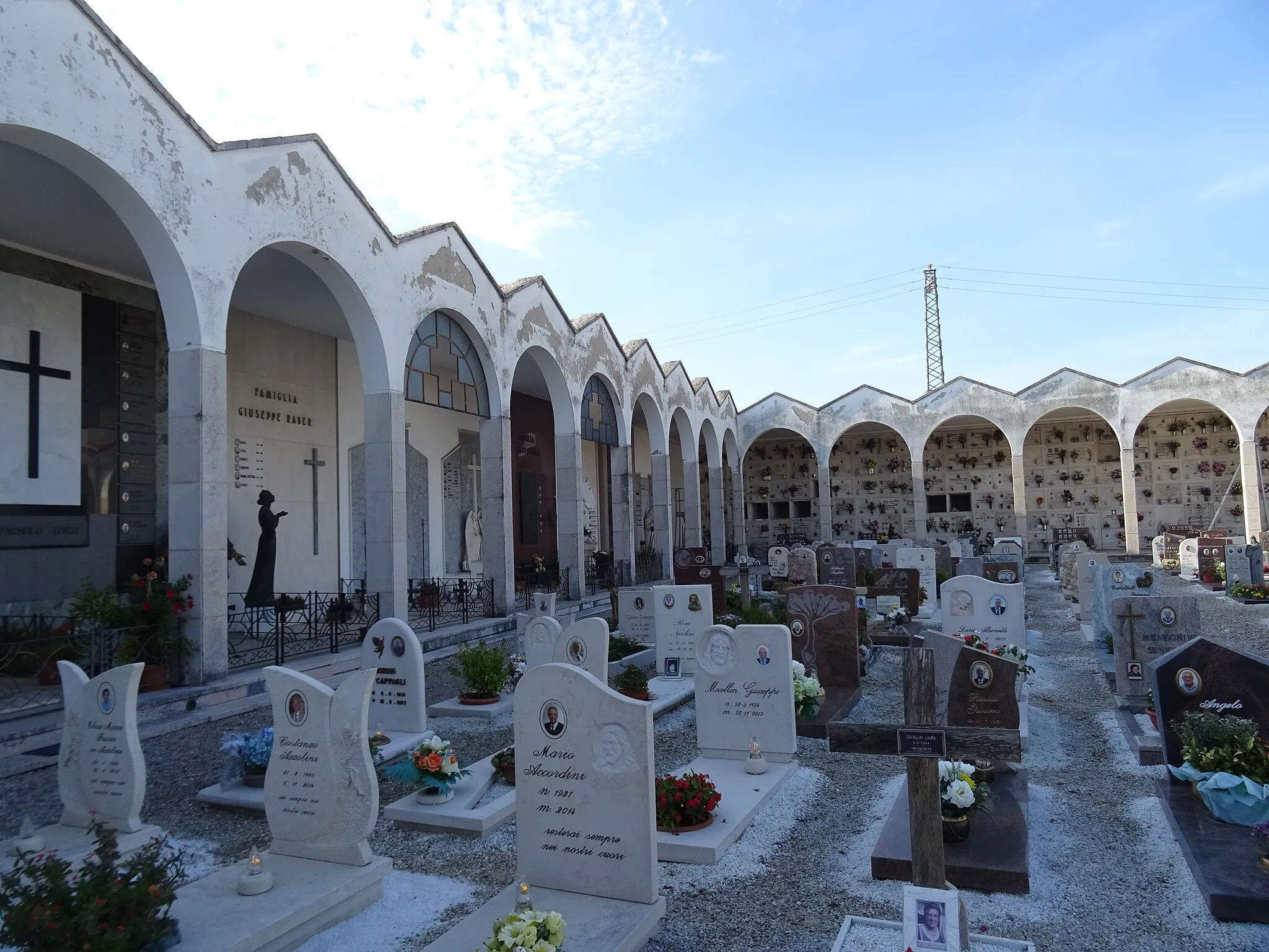 Photo showing: Cemetery of Domegliara (Sant'Ambrogio di Valpolicella, Veneto, Italy)