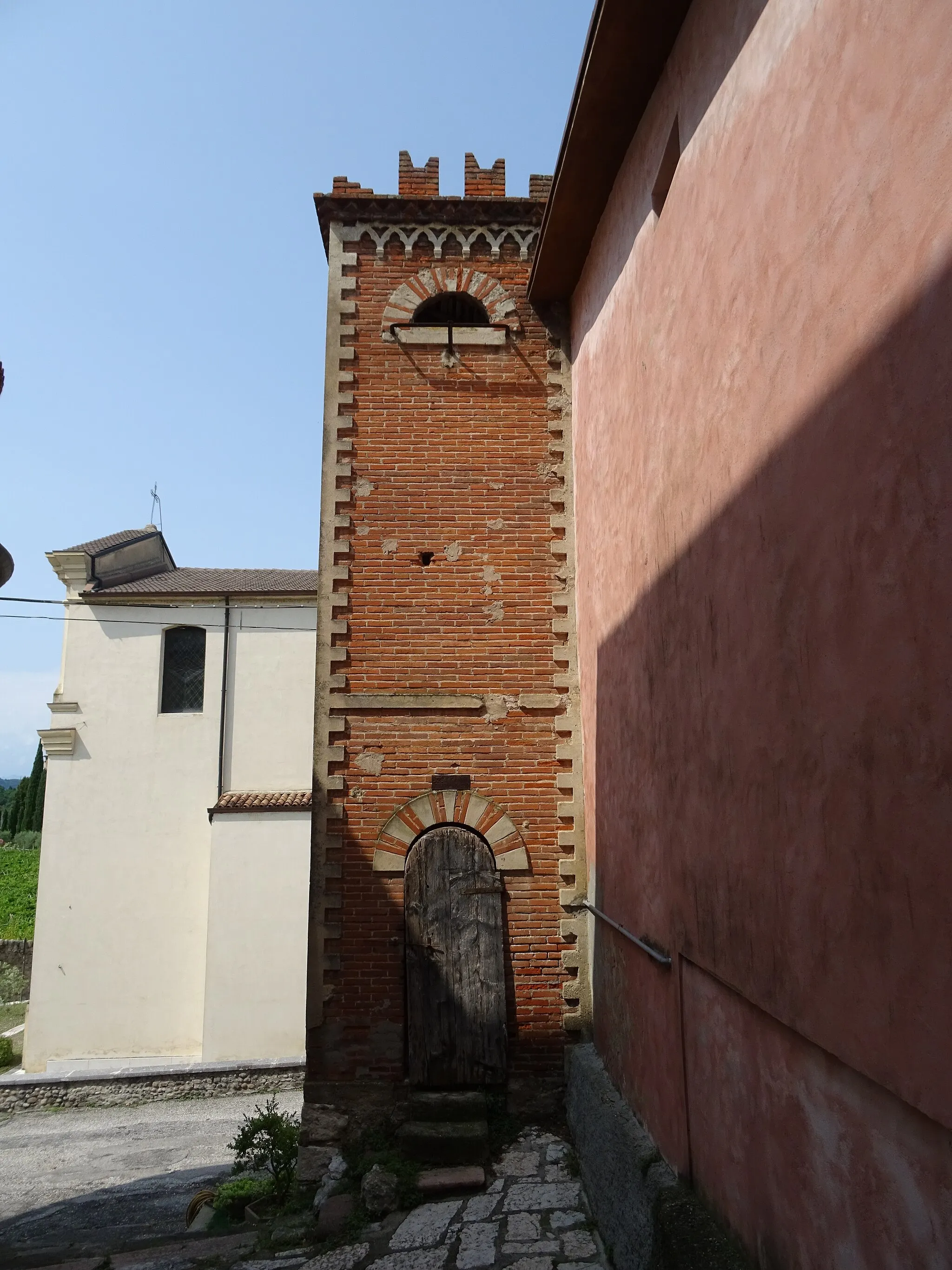 Photo showing: Piovezzano (Pastrengo, Veneto, Italy) - Small tower