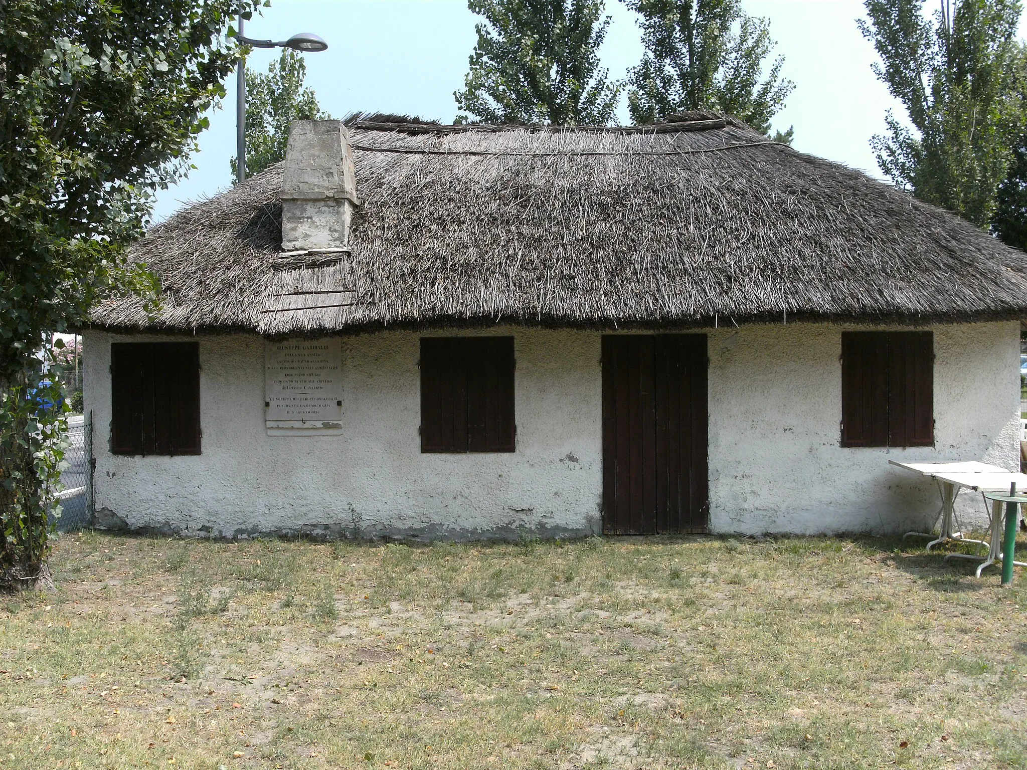 Photo showing: Lido delle Nazioni (Comacchio, Fe), Garibaldi-Hütte, erstes Versteck Garibaldis 1849 (siehe Gedenktafel links an der Außenwand)