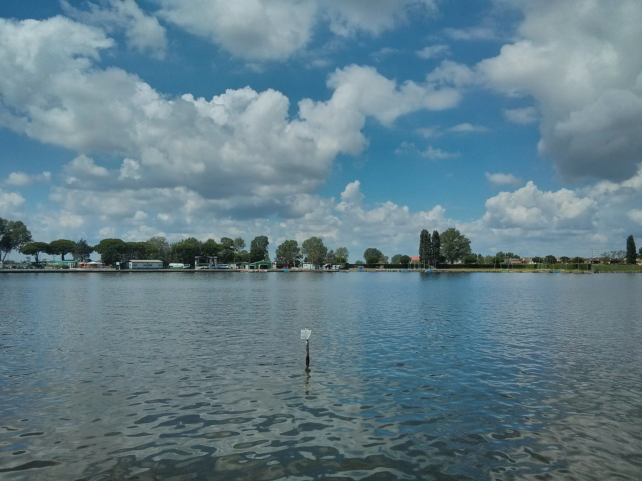 Photo showing: Vista del Lago delle Nazioni in località Lido delle Nazioni, Comacchio - Ferrara