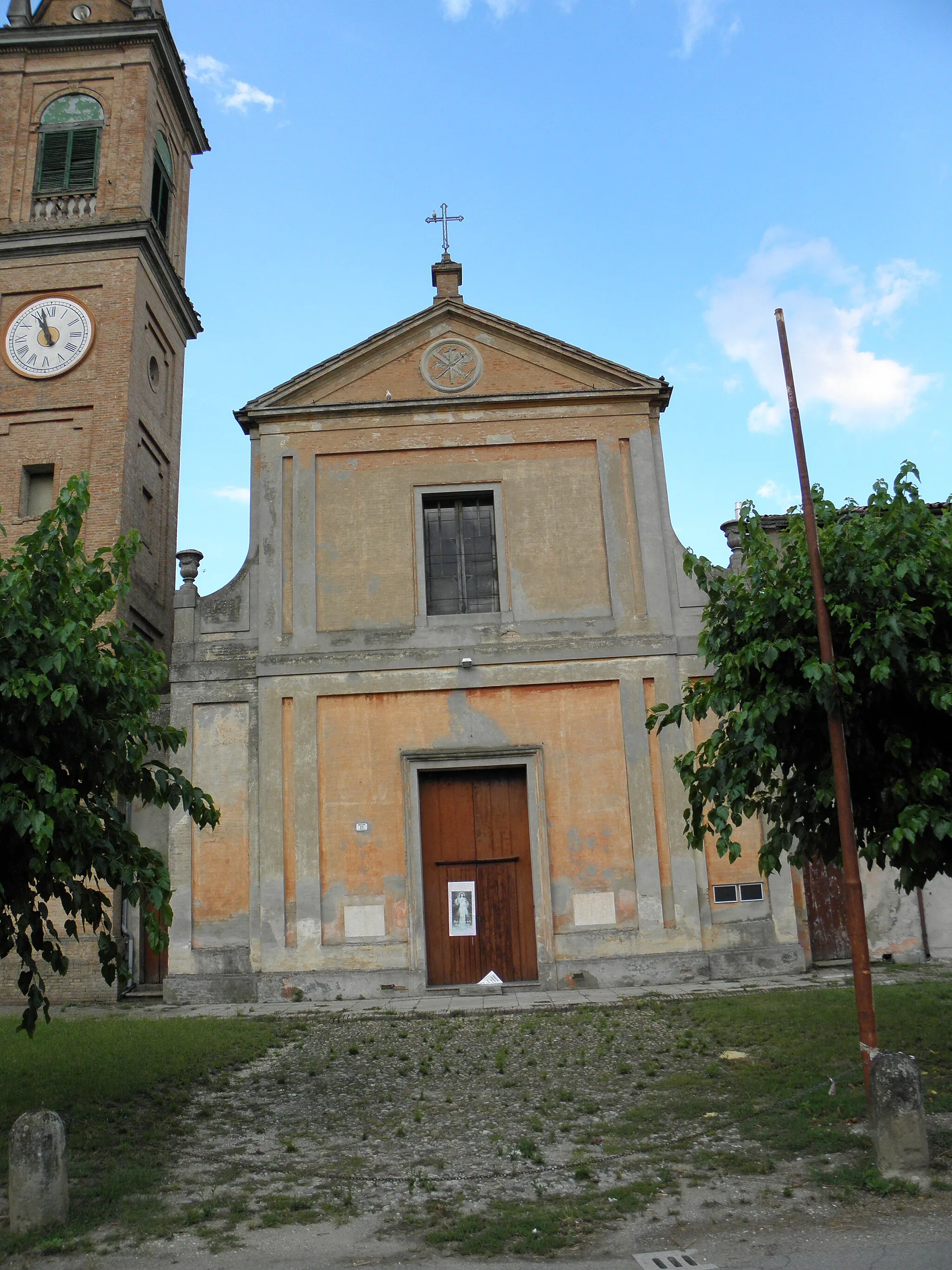 Photo showing: Rubizzano, frazione di San Pietro in Casale: la chiesa parrocchiale dei Santi Simone e Giuda.