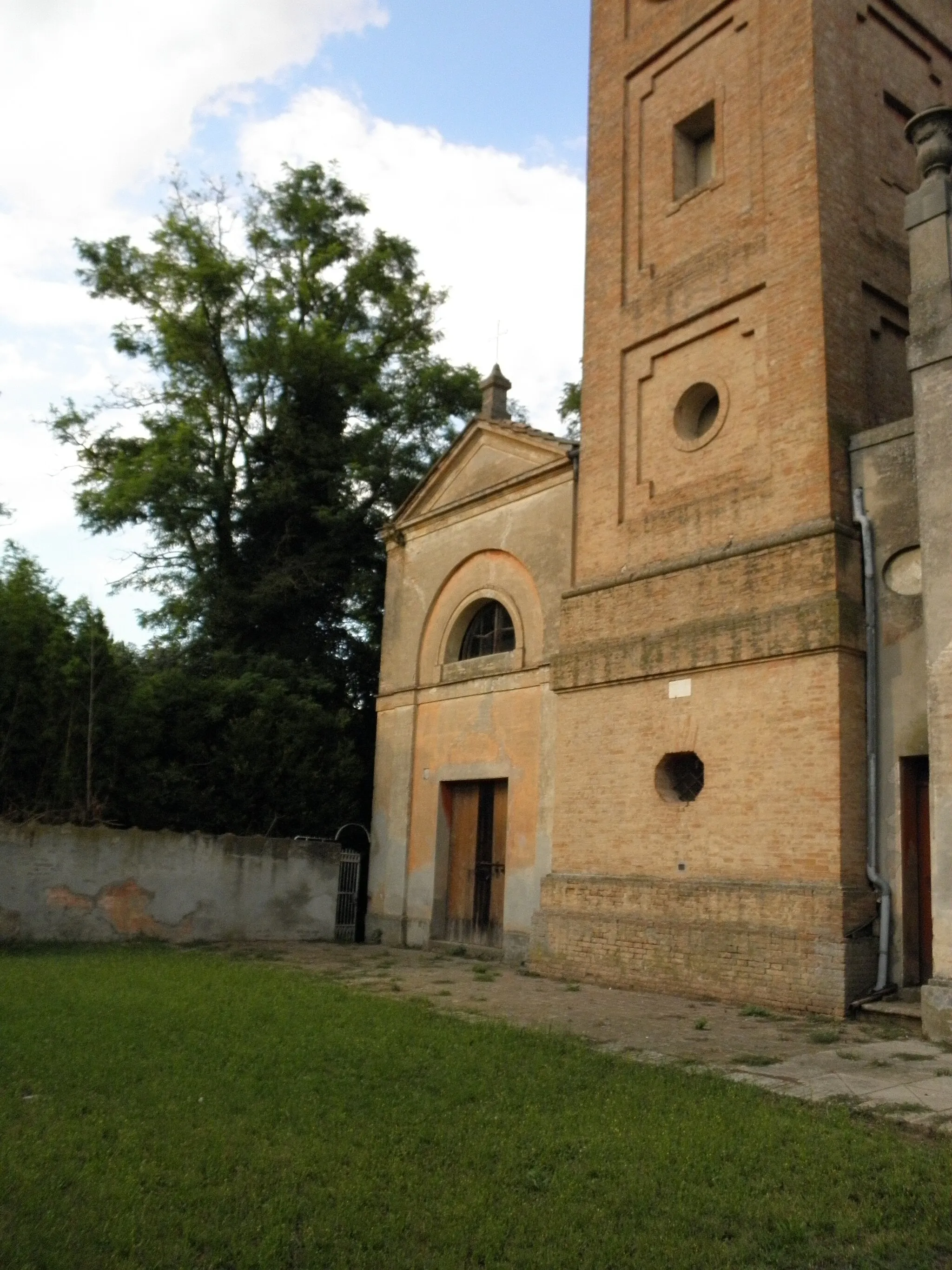 Photo showing: Rubizzano, frazione di San Pietro in Casale: la chiesa parrocchiale dei Santi Simone e Giuda.