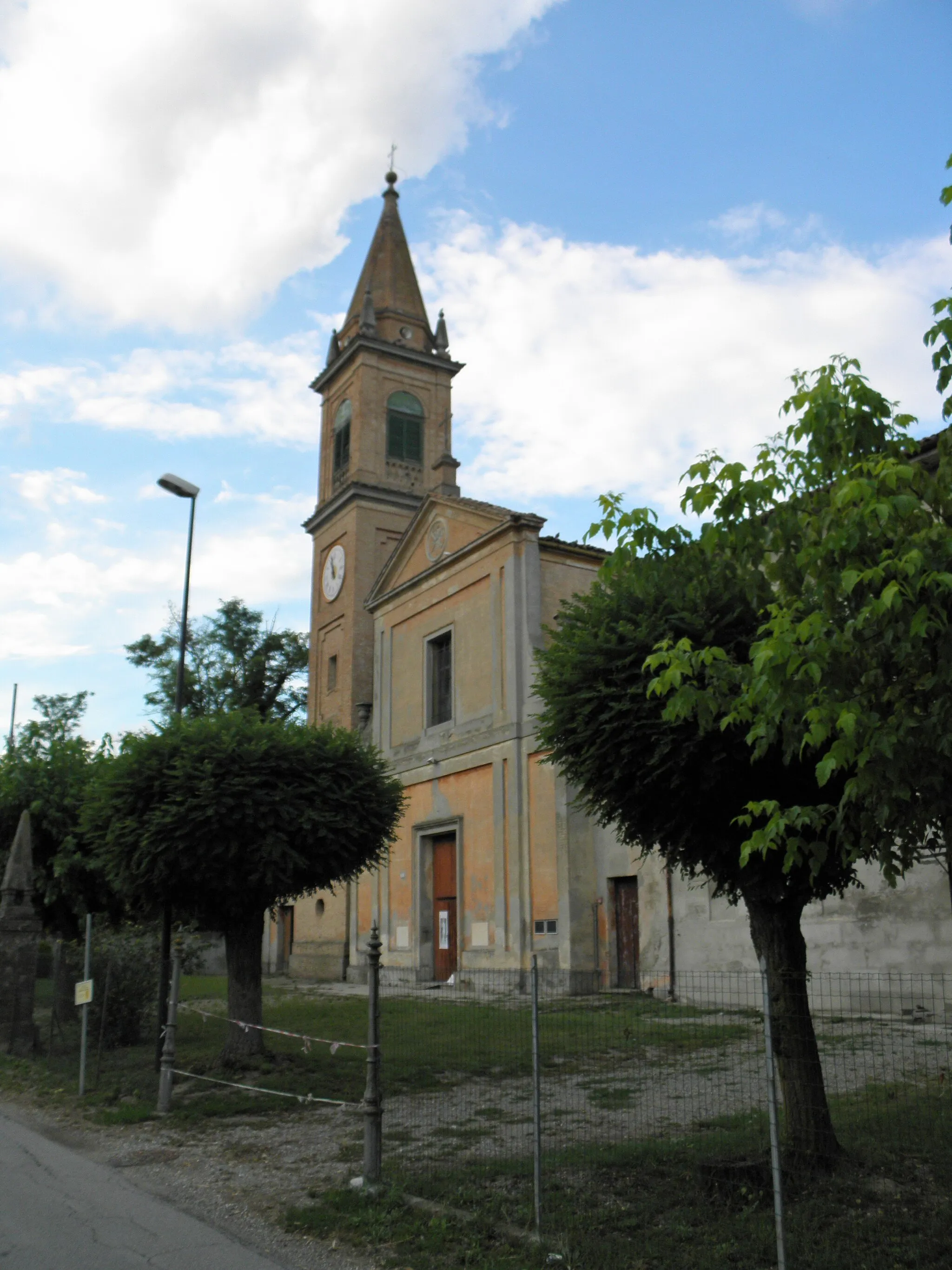 Photo showing: Rubizzano, frazione di San Pietro in Casale: la chiesa parrocchiale dei Santi Simone e Giuda.