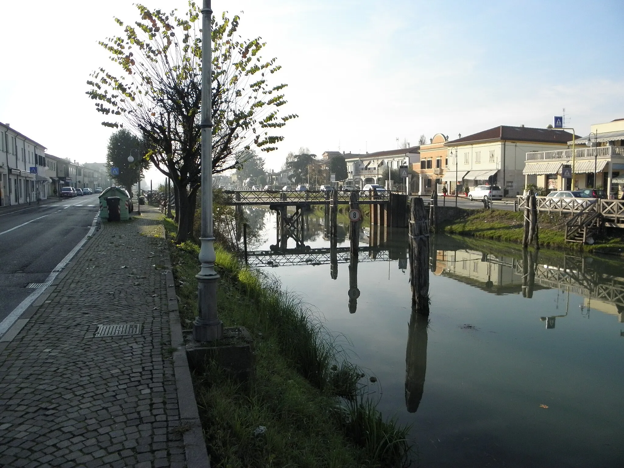 Photo showing: Oriago, frazione di Mira: vista dell'abitato verso Padova e del ponte pedonale mobile con movimento retrogrado.