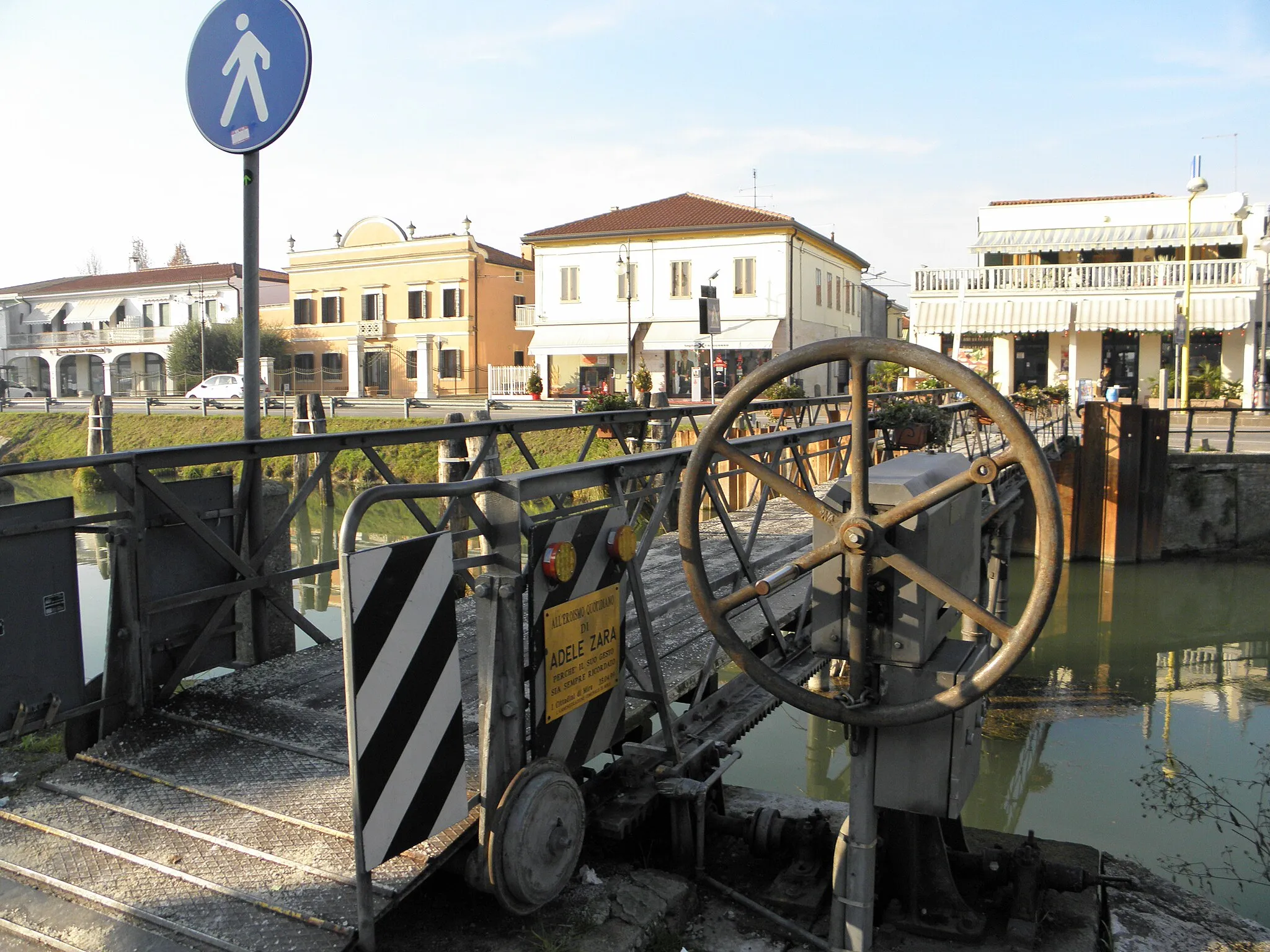 Photo showing: Oriago, frazione di Mira: il ponte pedonale mobile con movimento retrogrado.
