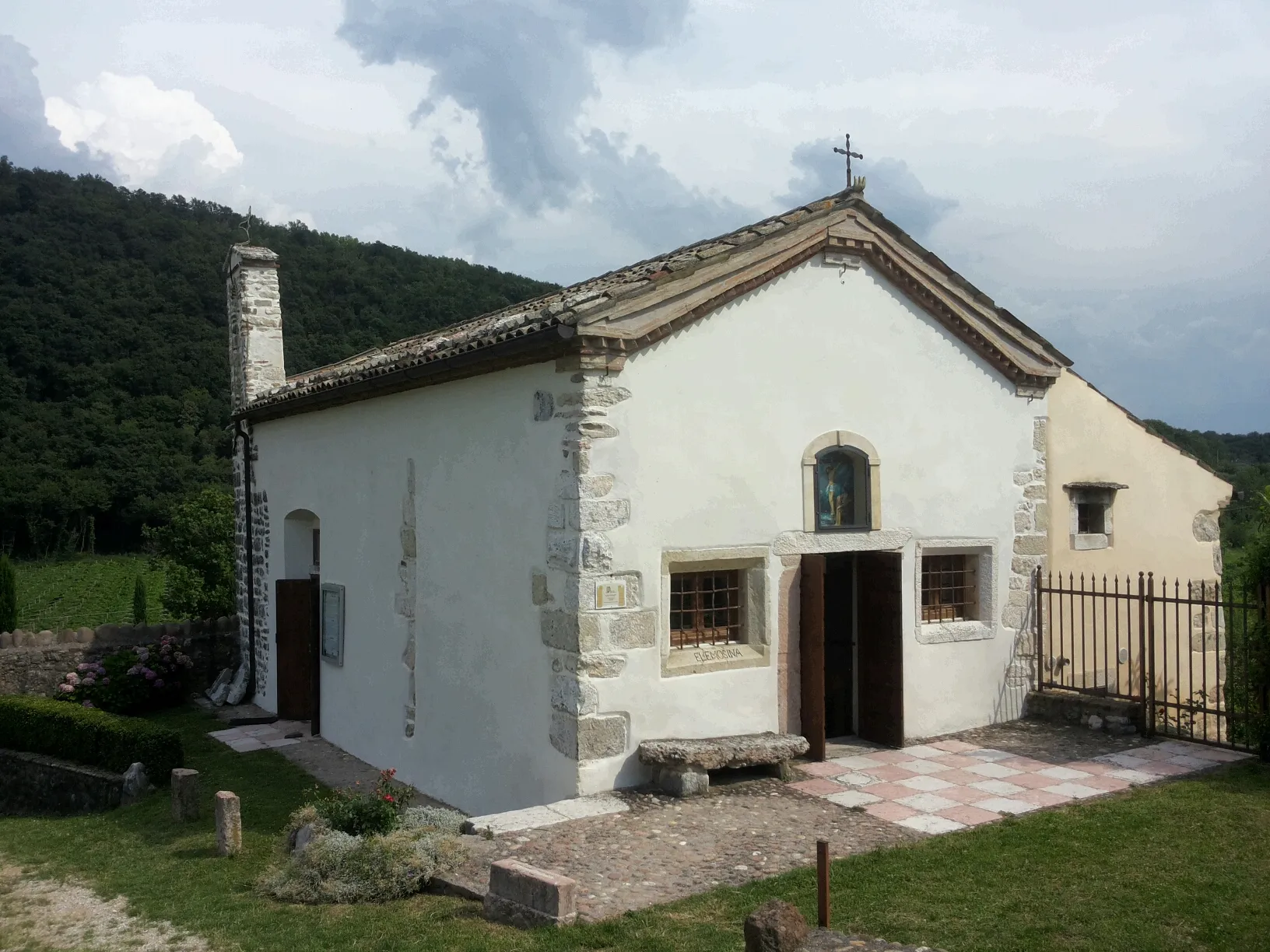 Photo showing: Chiesa di San Fermo e Rustico  (XII secolo) ad Albarè di Costermano