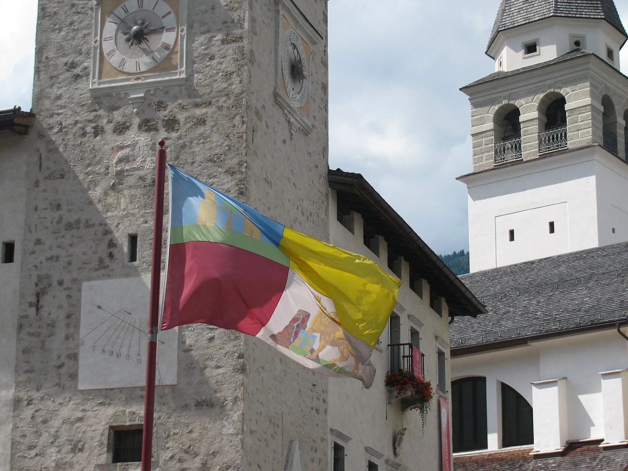 Photo showing: Flag of Cadore, Tiziano square, Pieve di Cadore (Italy)