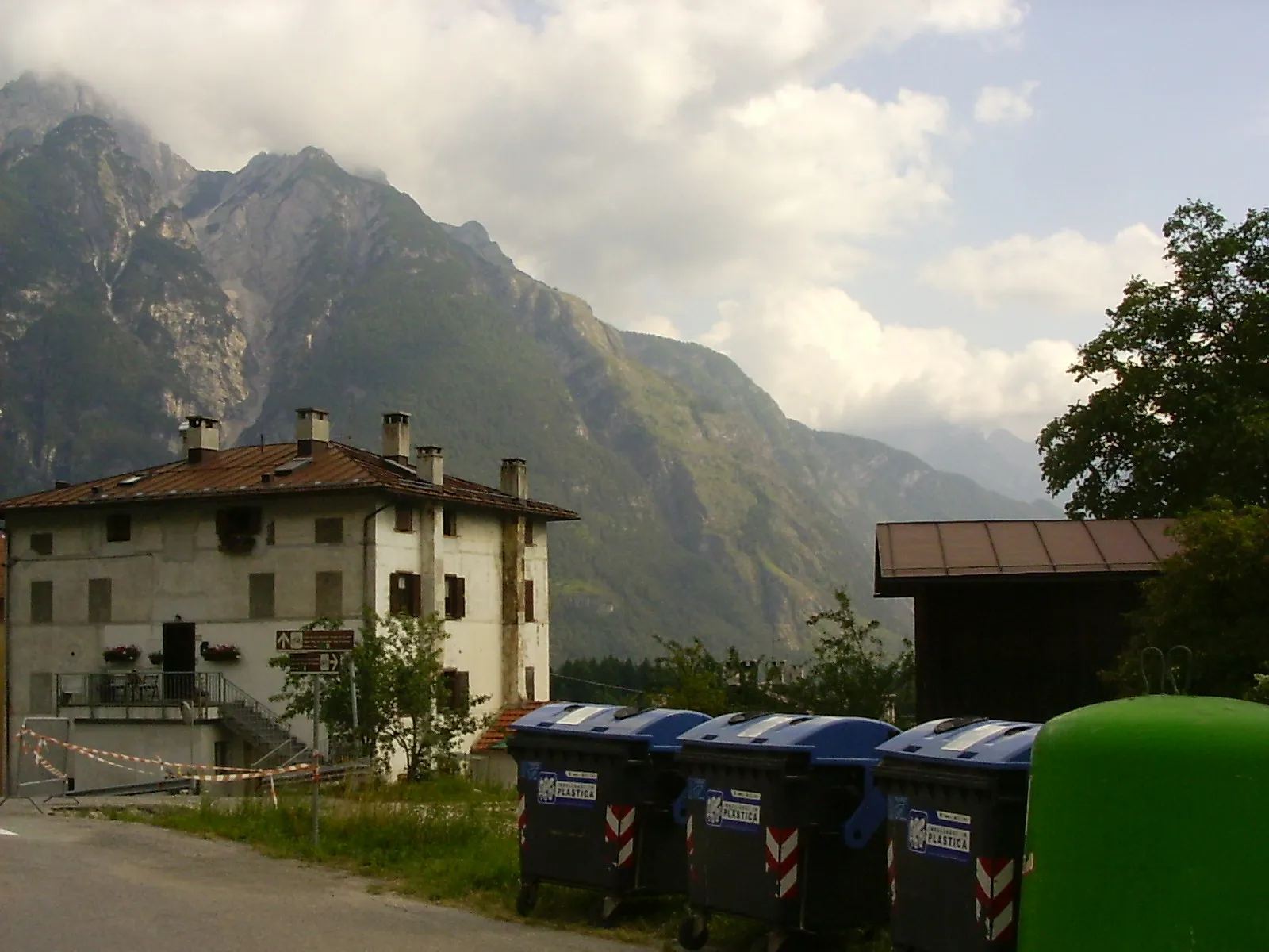 Photo showing: Garbage containers opposite Sottocastello train station on the Dolomites railway.