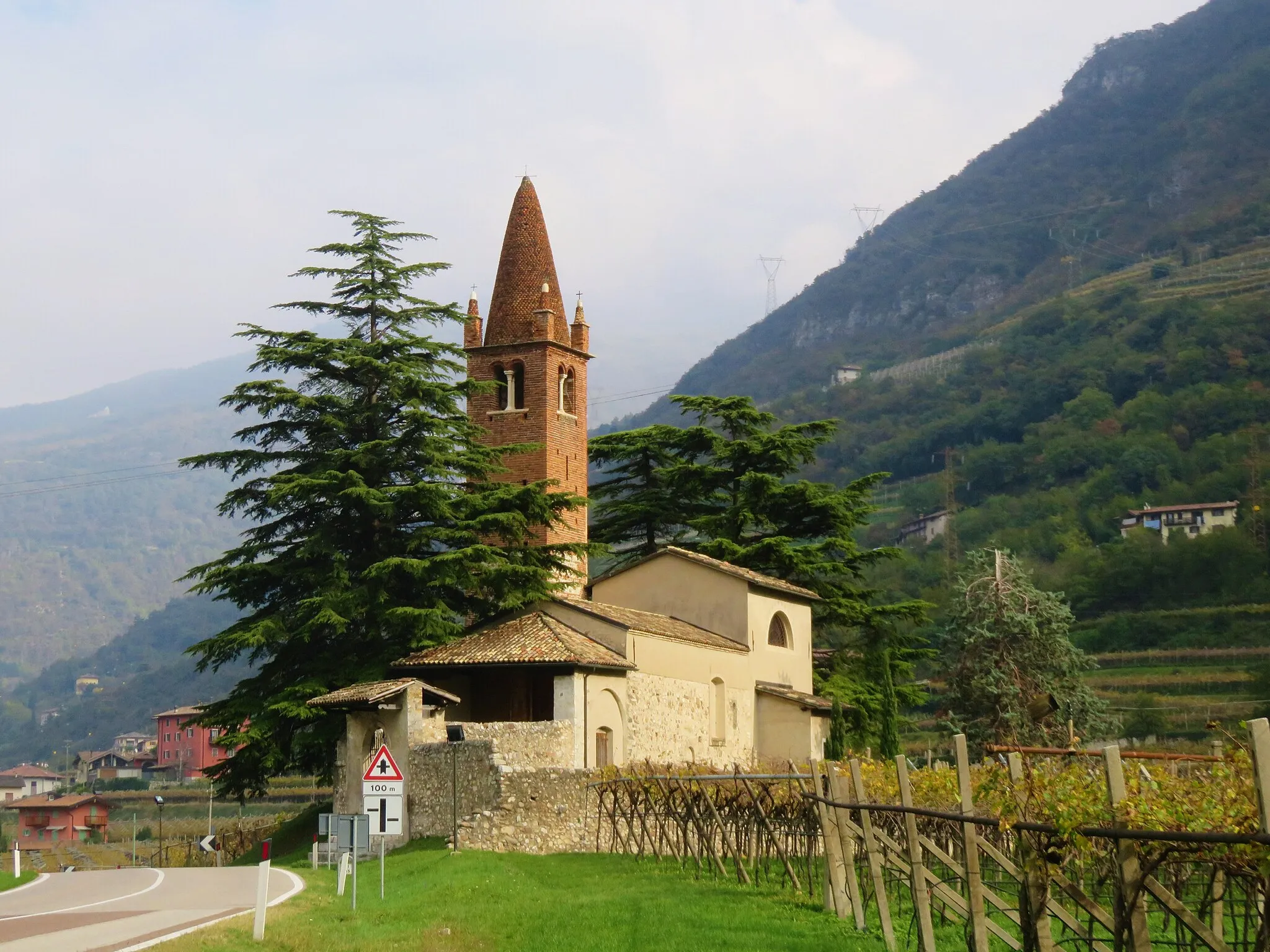 Photo showing: Chiesa vista dalla Strada Statale 12, sulla strada da Verona ad Ala.