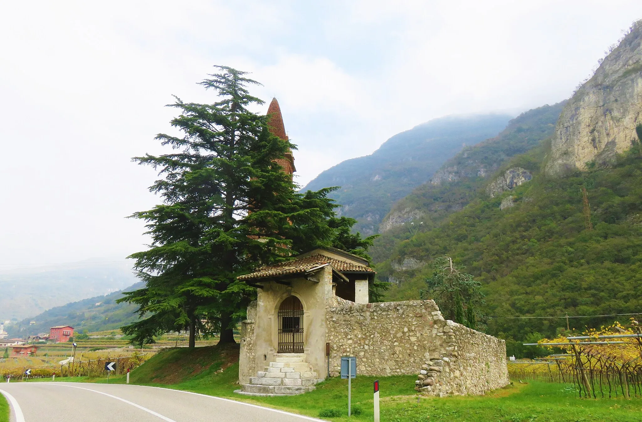 Photo showing: Chiesa vista dalla Strada Statale 12, sulla strada da Verona ad Ala.