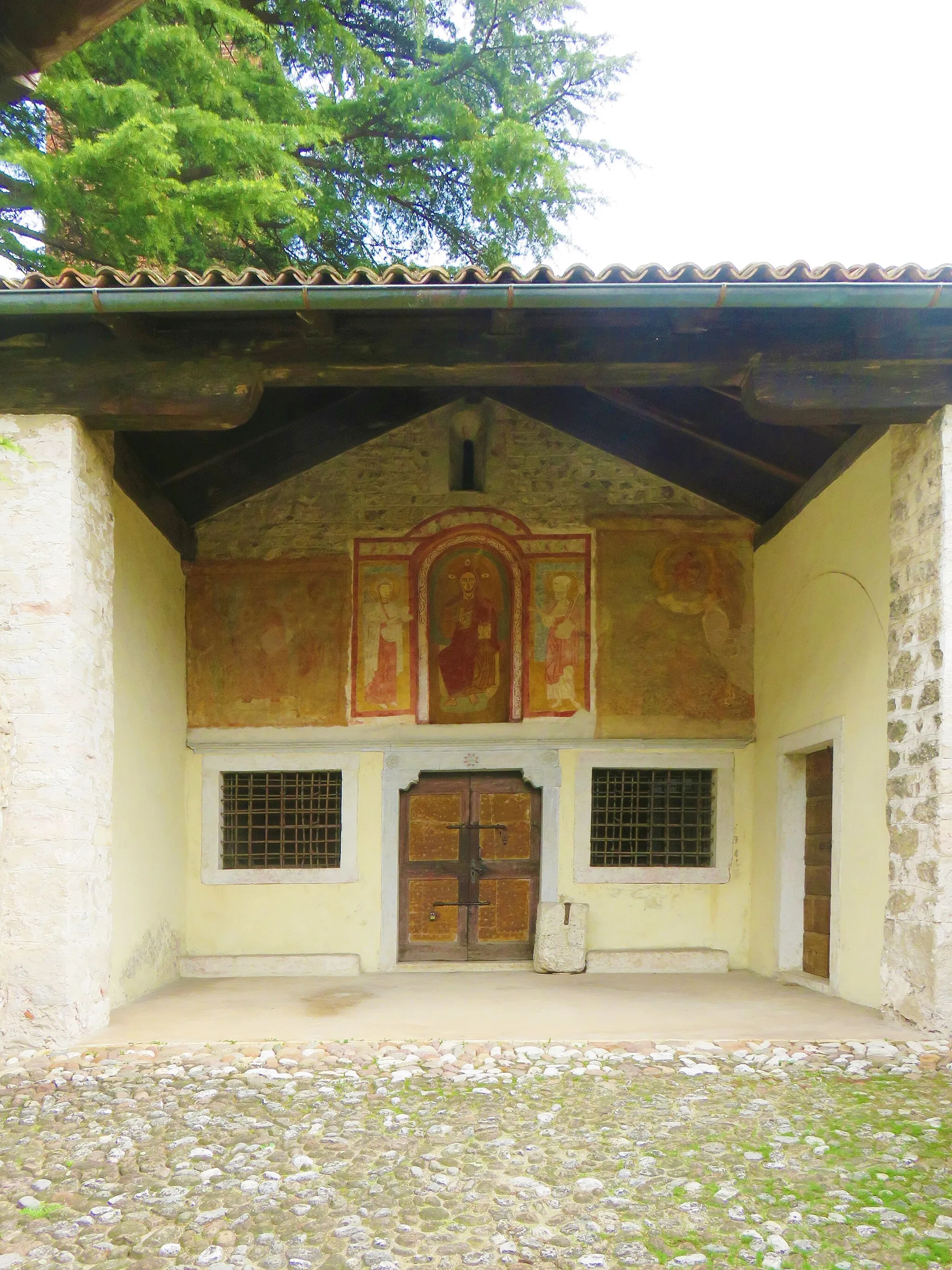 Photo showing: Atrio coperto con tetto ligneo a capanna. Affreschi.