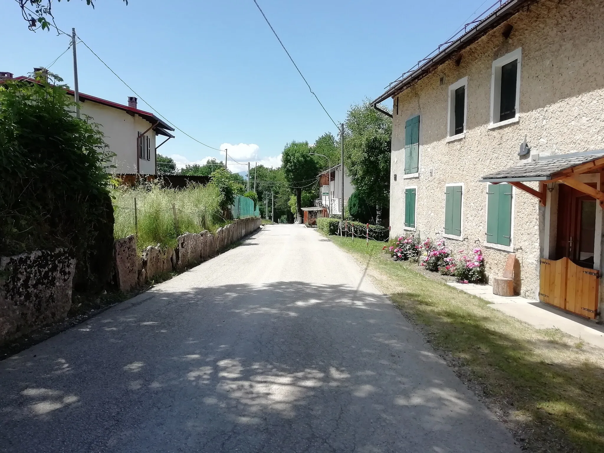 Photo showing: Contrada Ostarelli, a Treschè Conca. Si noti sulla sinistra una recinzione fatta con lastre di pietra calcarea, simile a quelle chiamate "lauzes" (lose in francese) nella zona del Vercors.