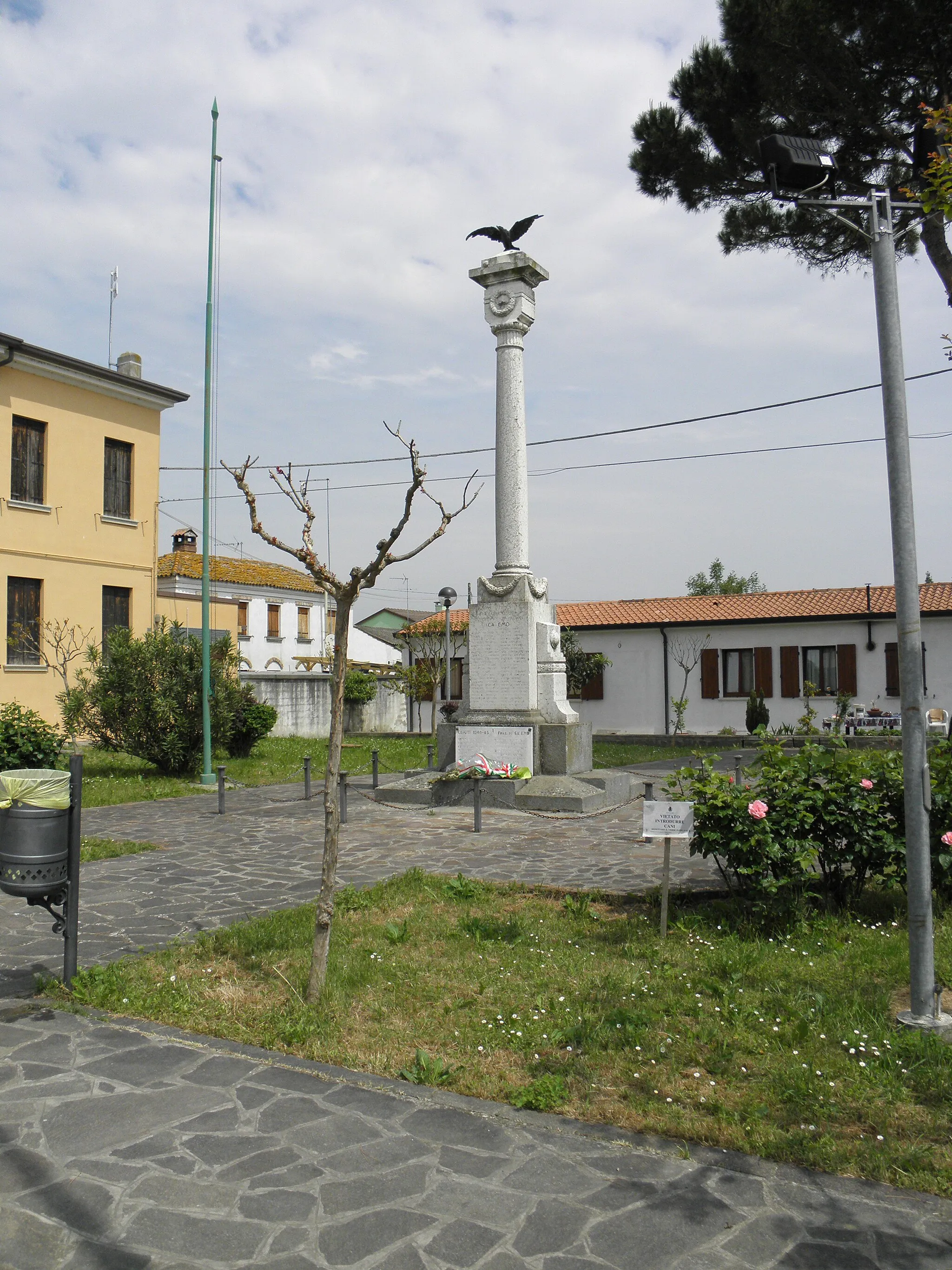 Photo showing: Ca' Emo, frazione di Adria e già comune autonomo: il monumento dedicato ai concittadini caduti nella prima e nella seconda guerra mondiale.