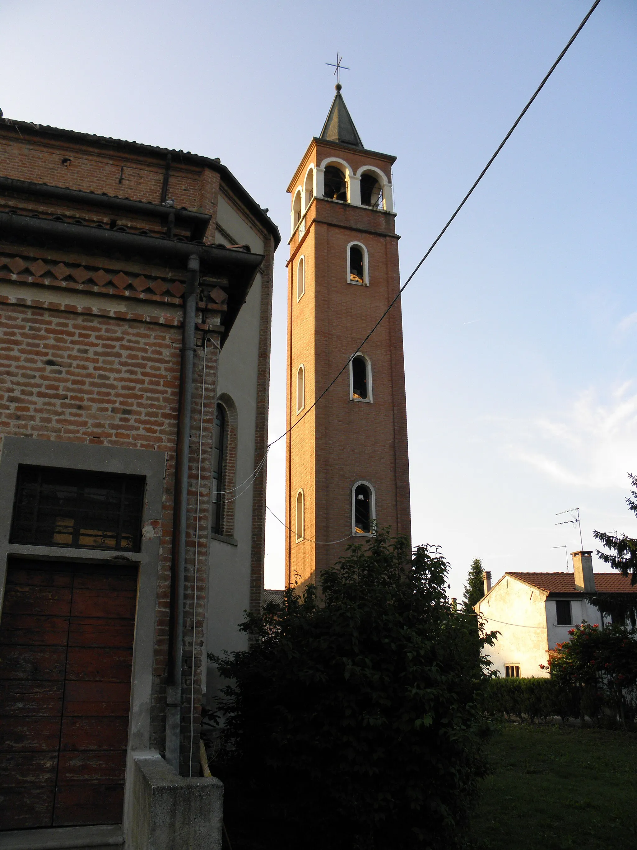 Photo showing: Ca' Emo, frazione di Adria: vista del lato posteriore e del campanile della chiesa parrocchiale della Beata Maria Vergine del Monte Carmelo.