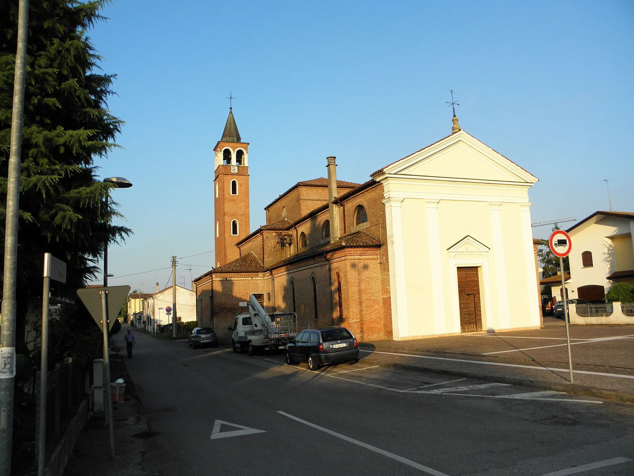 Photo showing: Ca' Emo, frazione di Adria: la chiesa parrocchiale della Beata Maria Vergine del Monte Carmelo.
