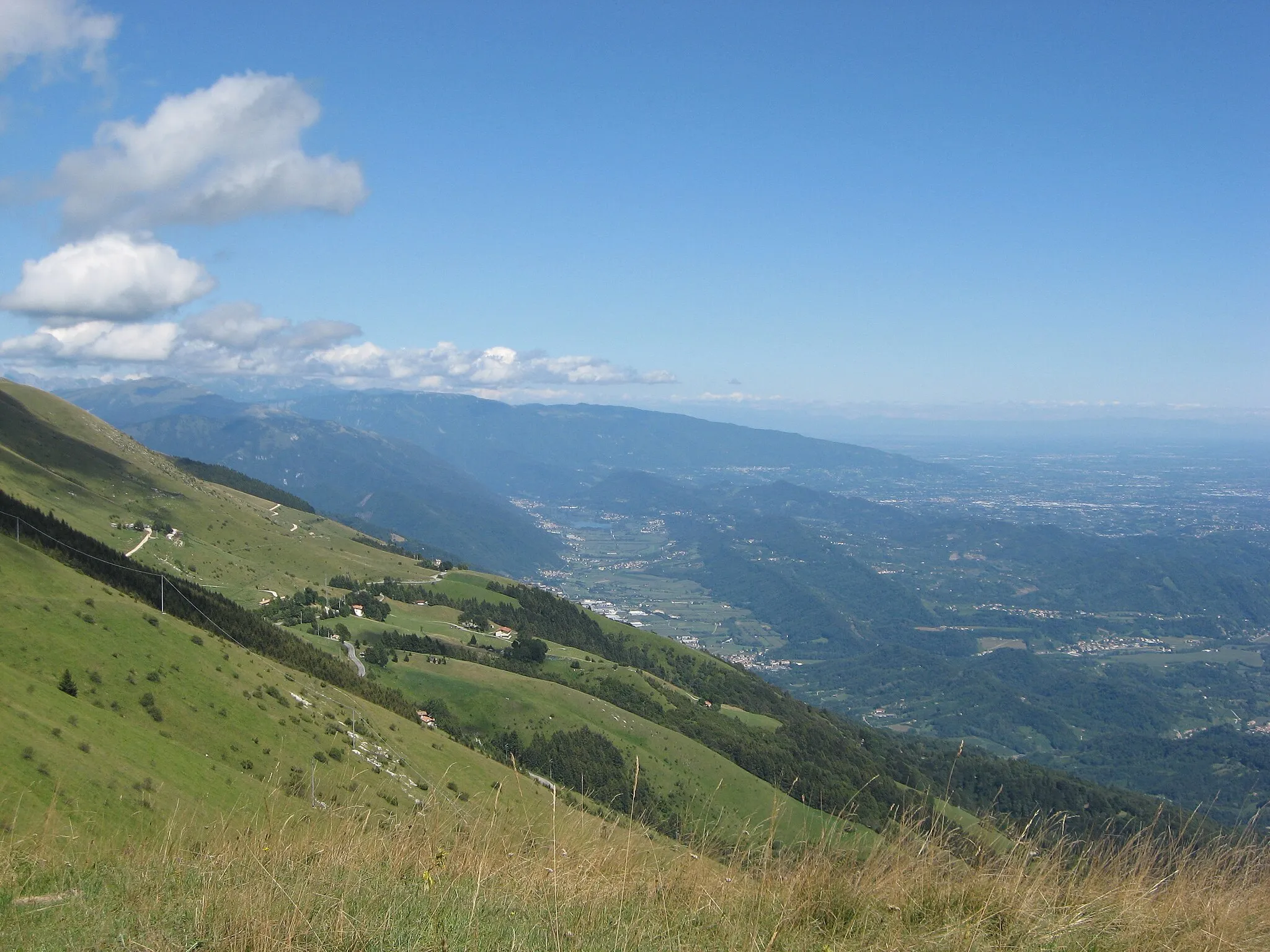 Photo showing: Colline trevigiane viste dalla cima del it:monte Cesen