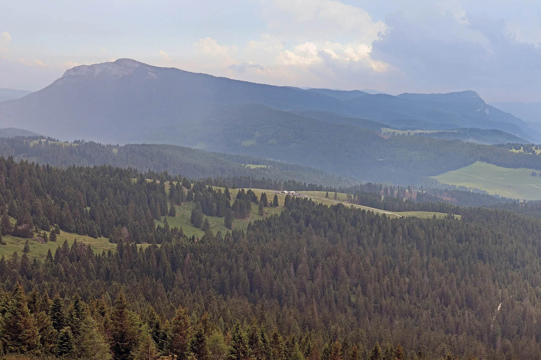 Photo showing: Blick vom Gipfel der Cima Vezzena in Richtung der Ex-Forts Monte Verena (links) und Campolongo (rechts). Das Forte Campolongo befindet sich direkt über dem Val d'Astico.