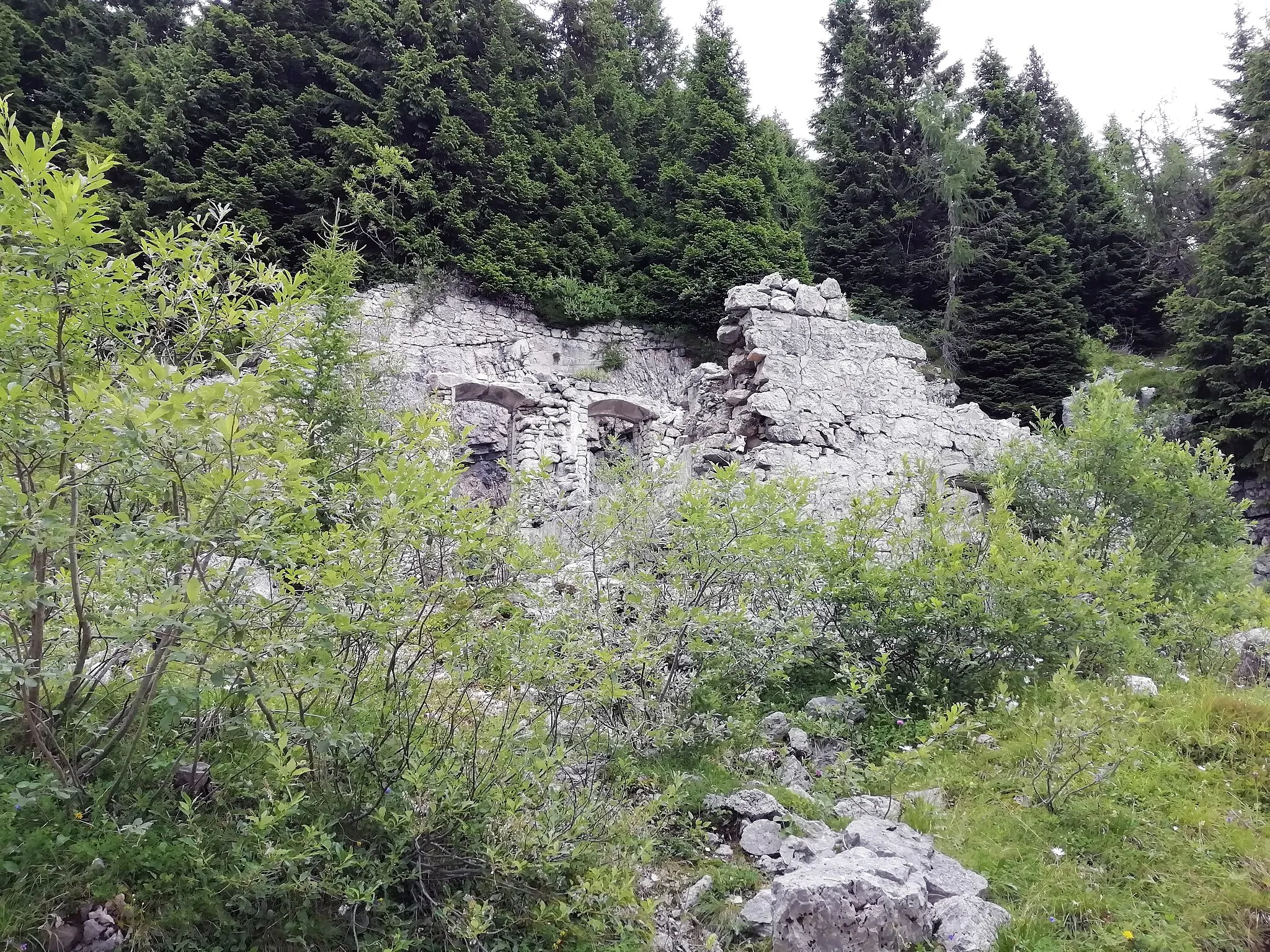 Photo showing: edificio crollato lungo la mulattiera per il Forte Verena. Roana (VI)