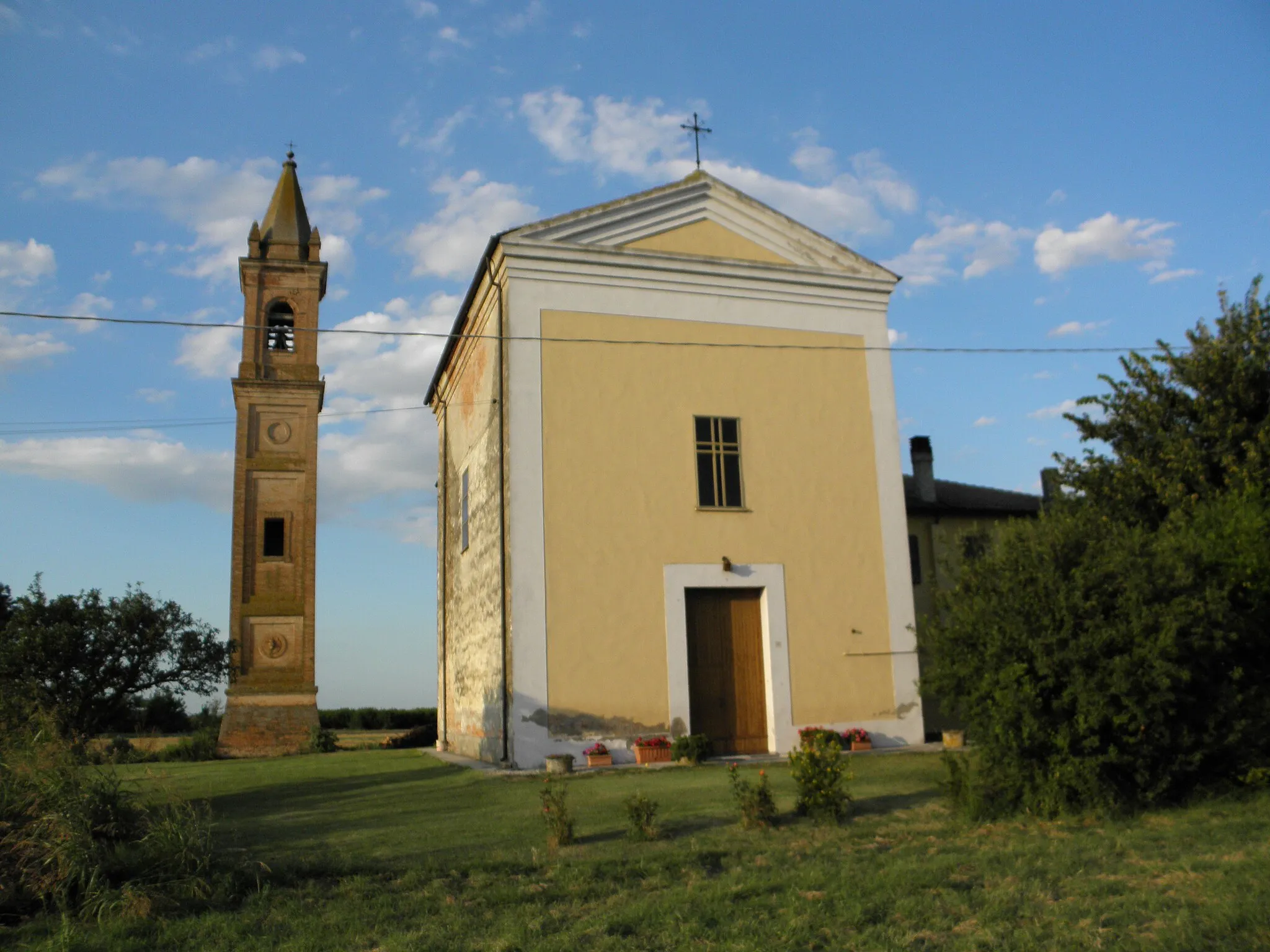 Photo showing: Spinazzino, frazione di Ferrara: la facciata ed il campanile della chiesa del Sacro Cuore di Gesù.