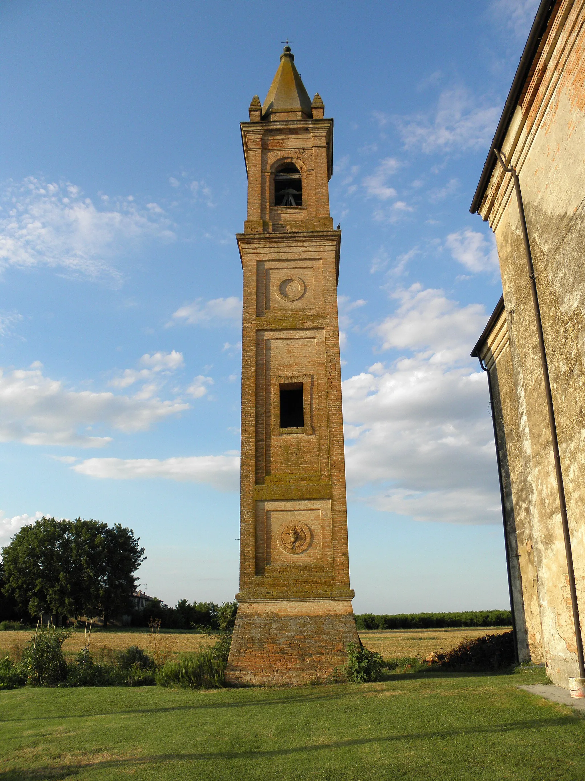 Photo showing: Spinazzino, frazione di Ferrara: il campanile della chiesa del Sacro Cuore di Gesù.