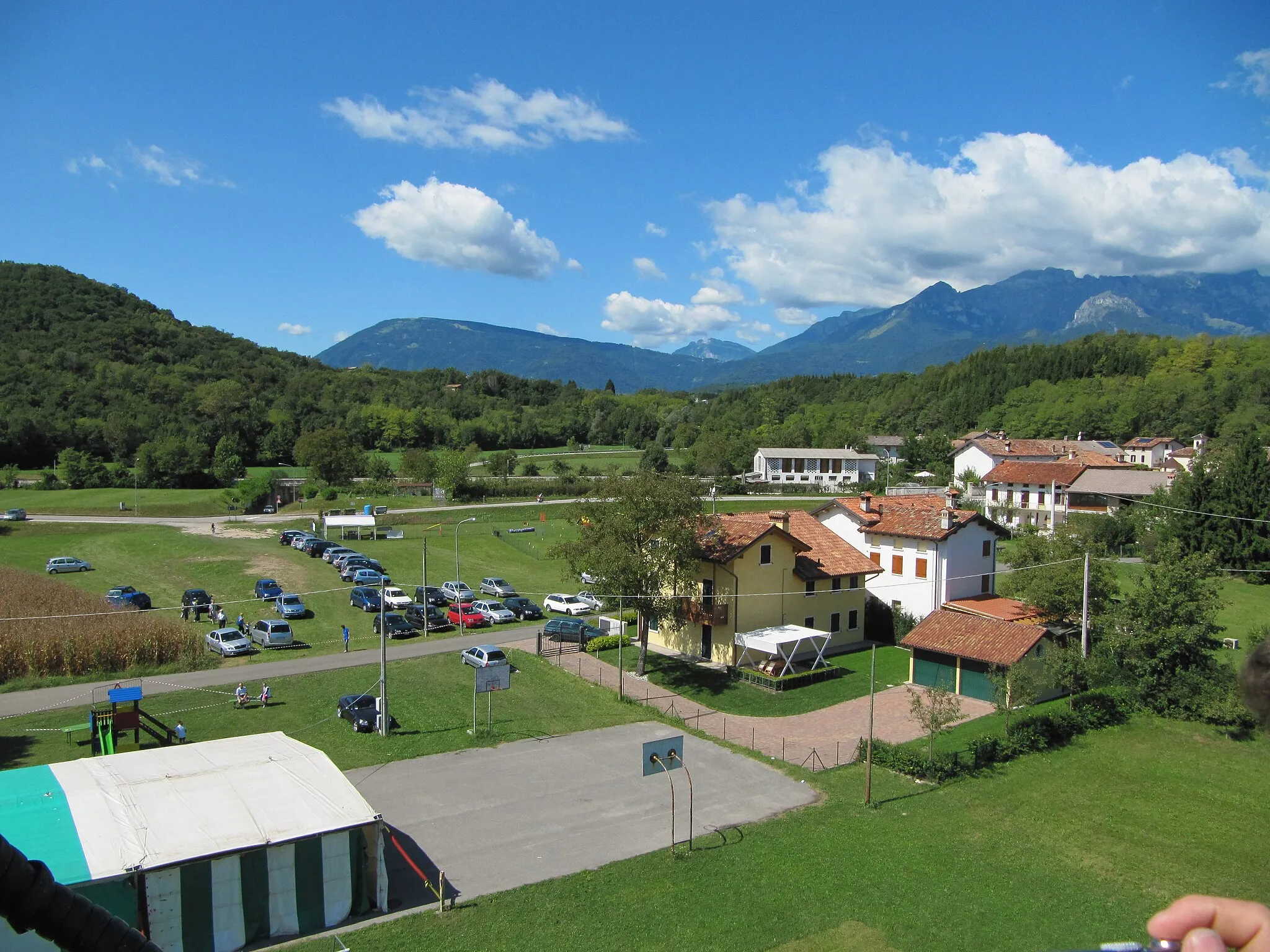 Photo showing: Nemeggio, campo sportivo nei giorni della sagra.