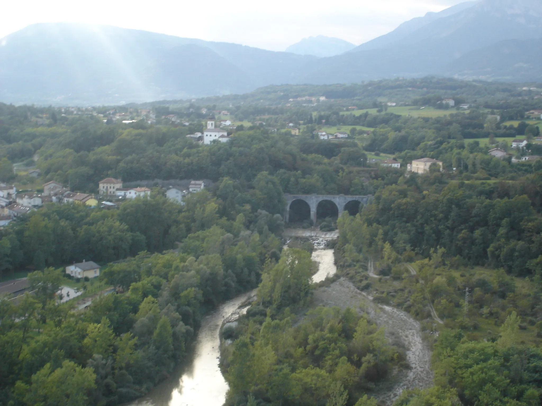 Photo showing: Nemeggio, visto dall'elicottero con il ponte ferroviario sul torrente Caorame.