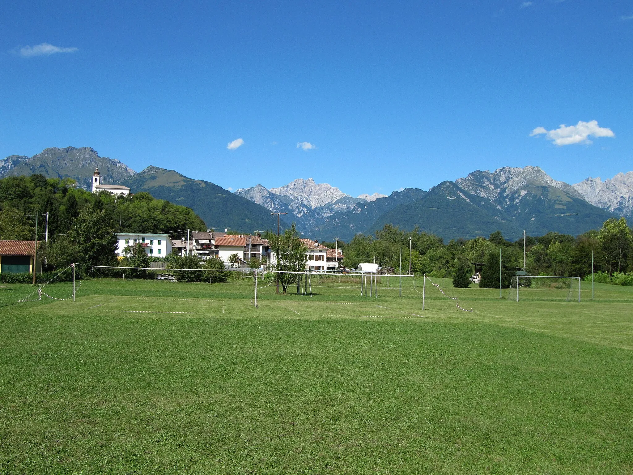 Photo showing: Vista del colle di San Michele dal campo sportivo.