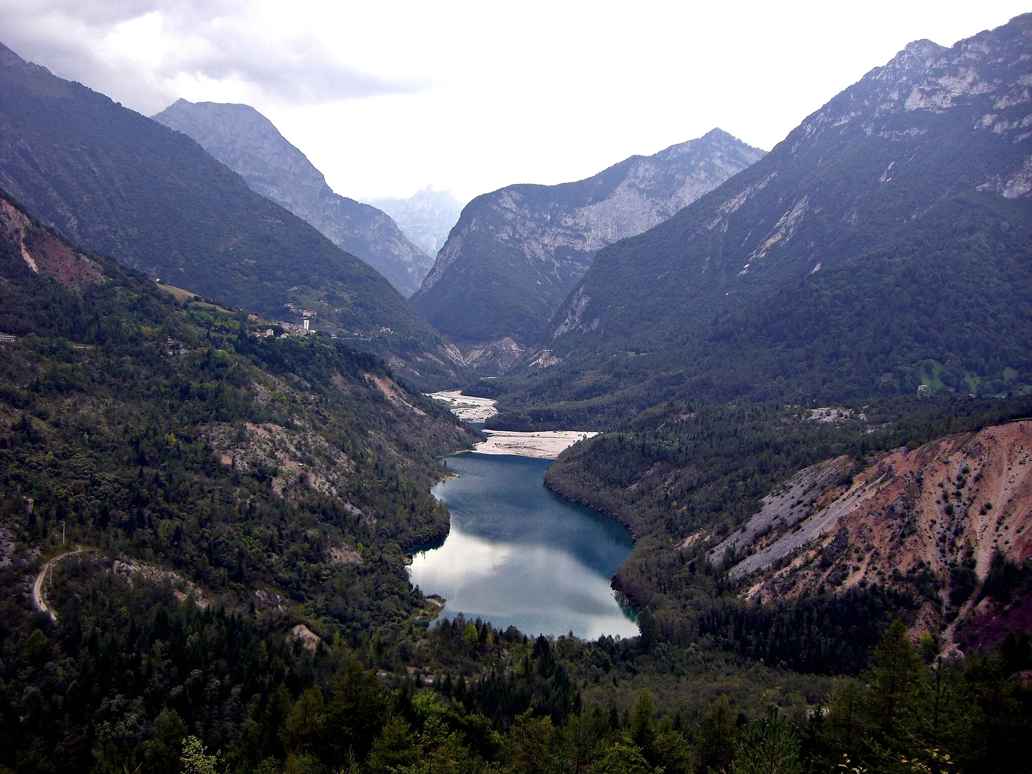 Photo showing: Vajont Lake, Dolomites, Italy, as of Sept. 2009. On the left side, the village of Erto