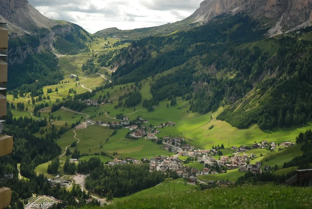 Photo showing: Veduta di Colfosco (Corvara in Badia) e del Passo Gardena dal Col Alto.