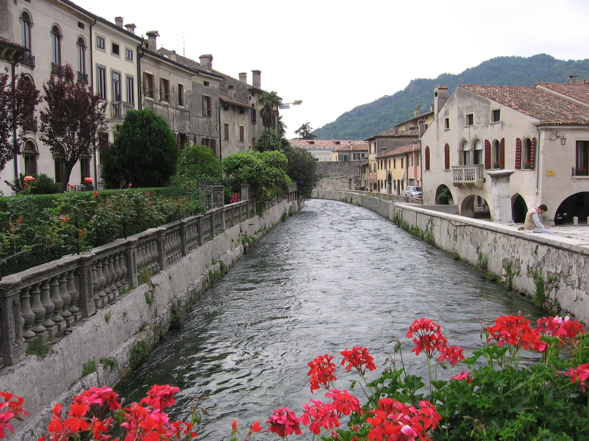 Photo showing: Il fiume Meschio visto da Serravalle (Vittorio Veneto, Treviso), con a destra Casa Gandini (XIV secolo)