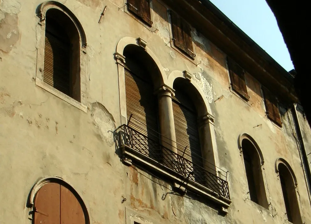 Photo showing: Serravalle di Vittorio Veneto (Treviso): bifora di Palazzo Filomena (XV sec.).