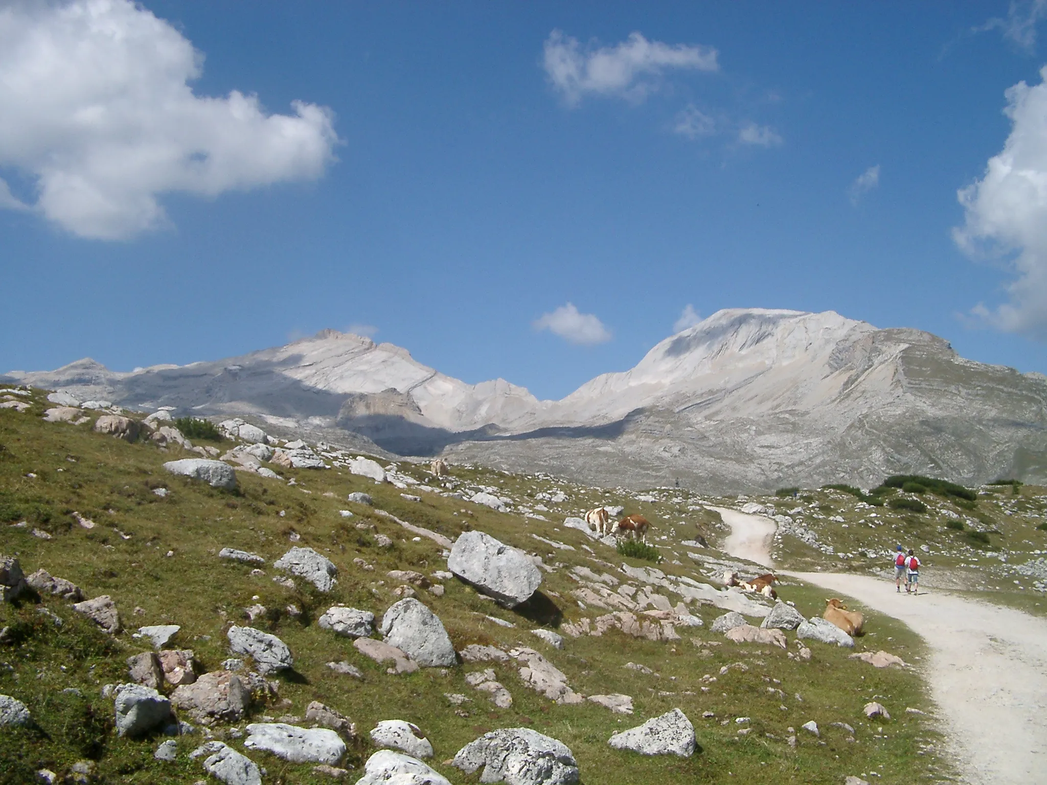 Photo showing: Mountains in Dolomites seen from Fanes Alp: the peaks from the left are: L Ciaval, Sas Dales Diesc, Sas dales Nü