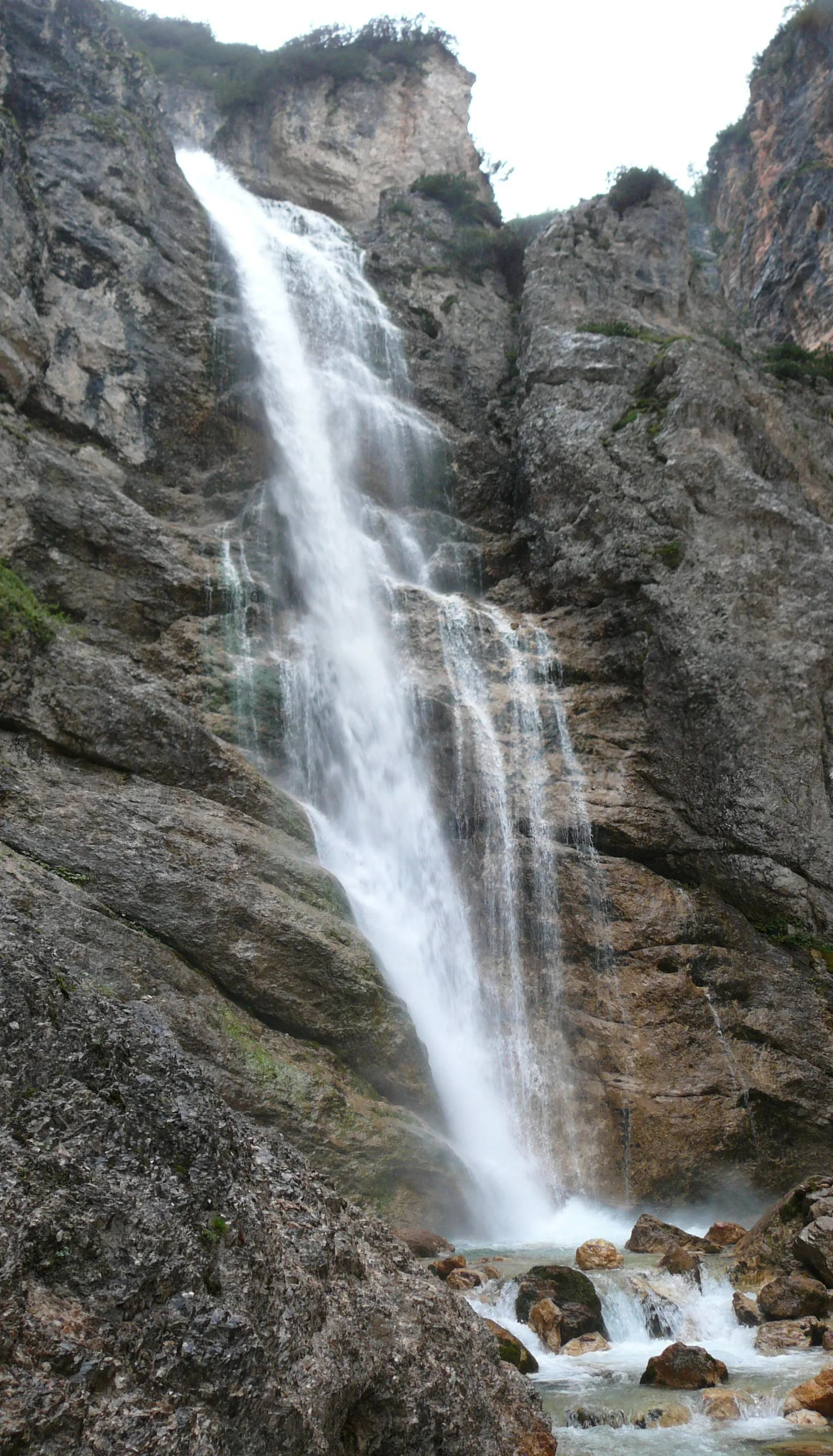 Photo showing: cascata sotto, gola fanes